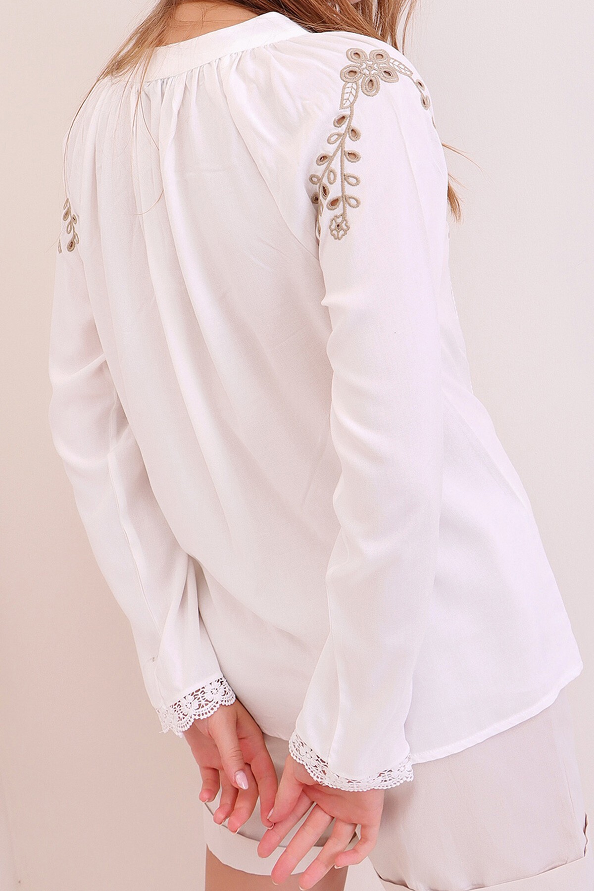 Ekru Hakim Yaka Nakış İşlemeli Fisto Detaylı Pamuk Bluz