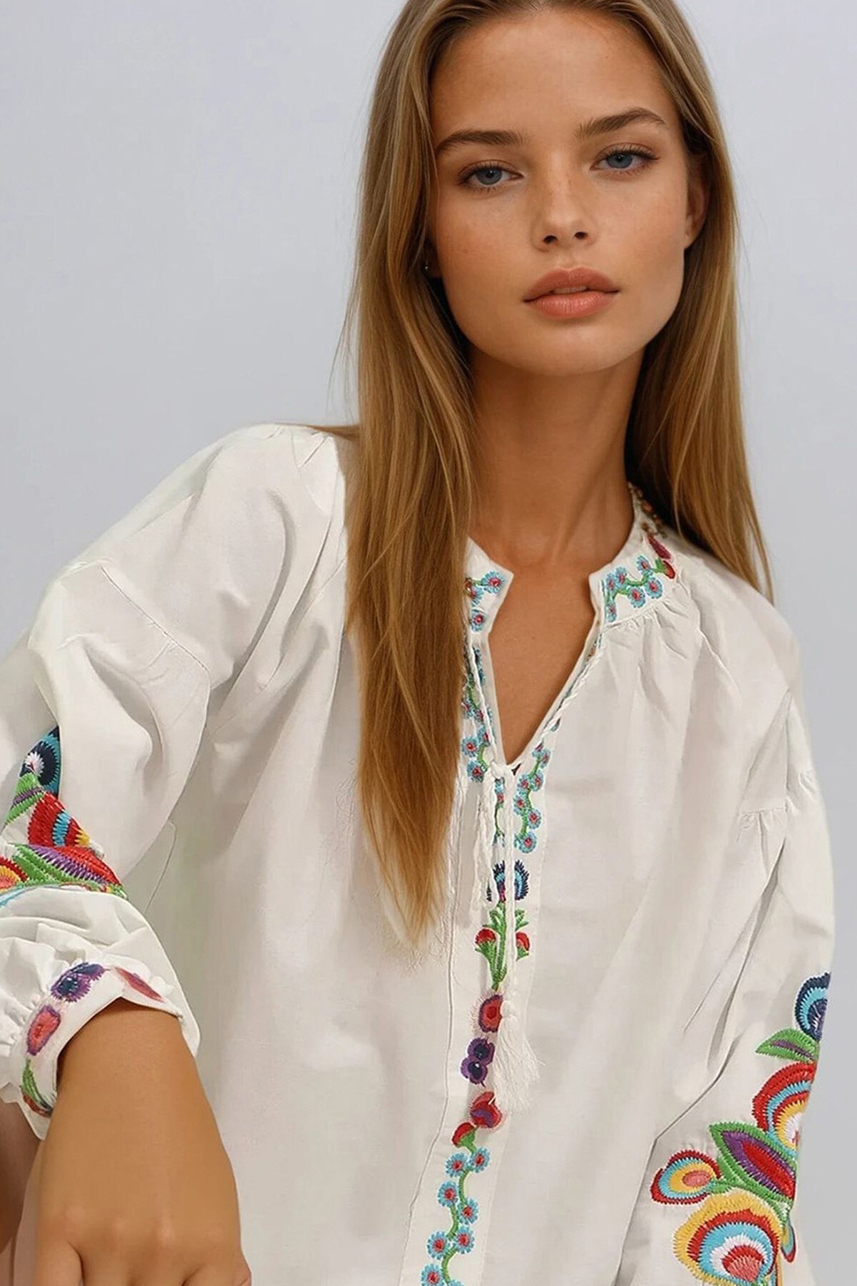Ekru Hakim Yaka Önü Ve Kolları Çiçek Nakışlı Poplin Dokuma Bluz