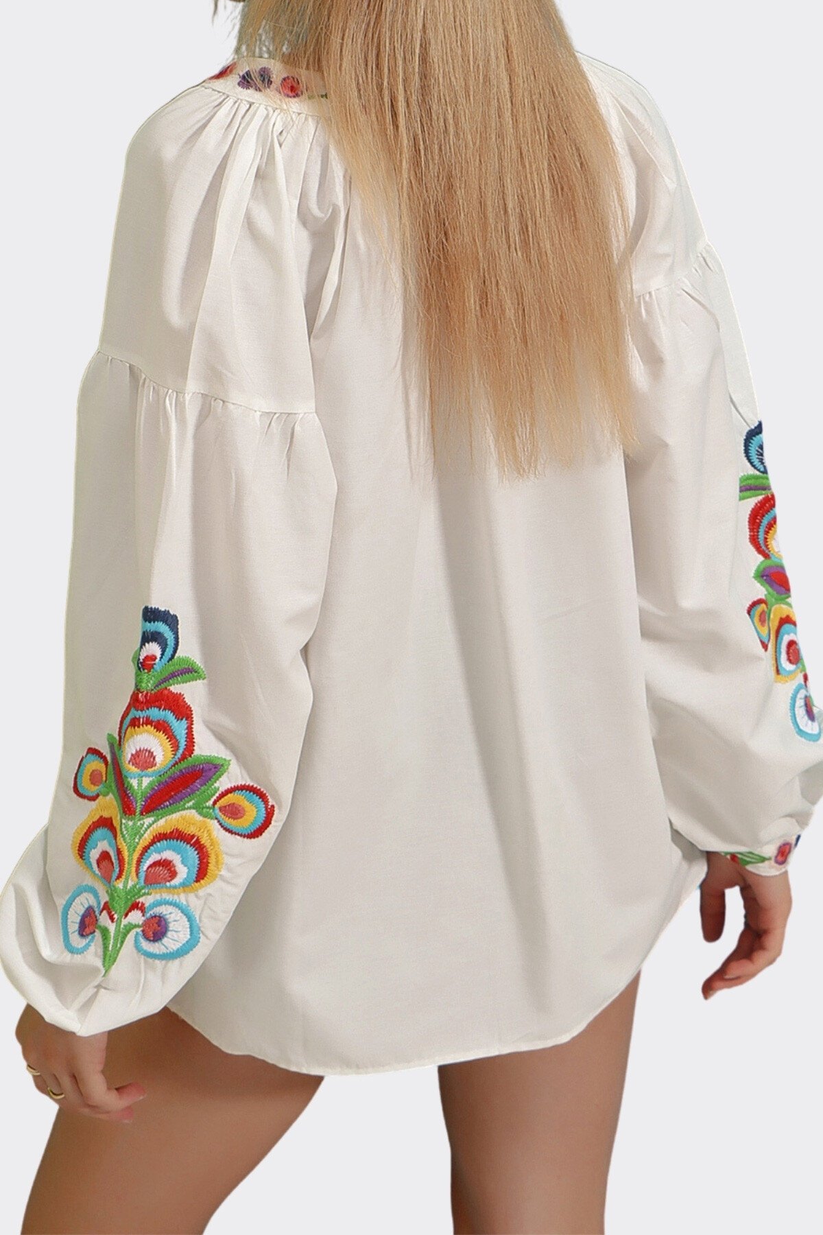 Ekru Hakim Yaka Önü Ve Kolları Çiçek Nakışlı Poplin Dokuma Bluz