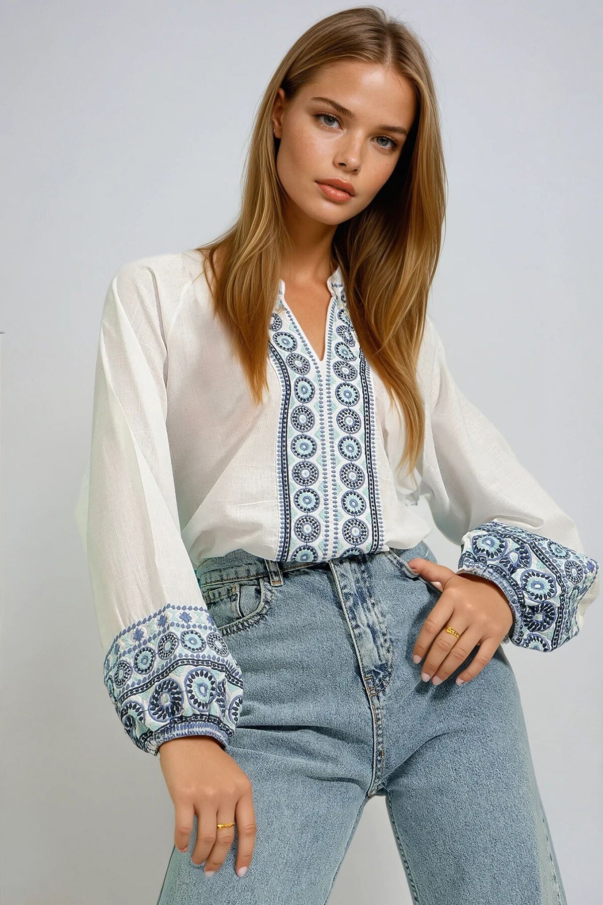 Ekru Hakim Yaka Önü Ve Kolları Nakış İşlemeli Keten Dokuma Bluz