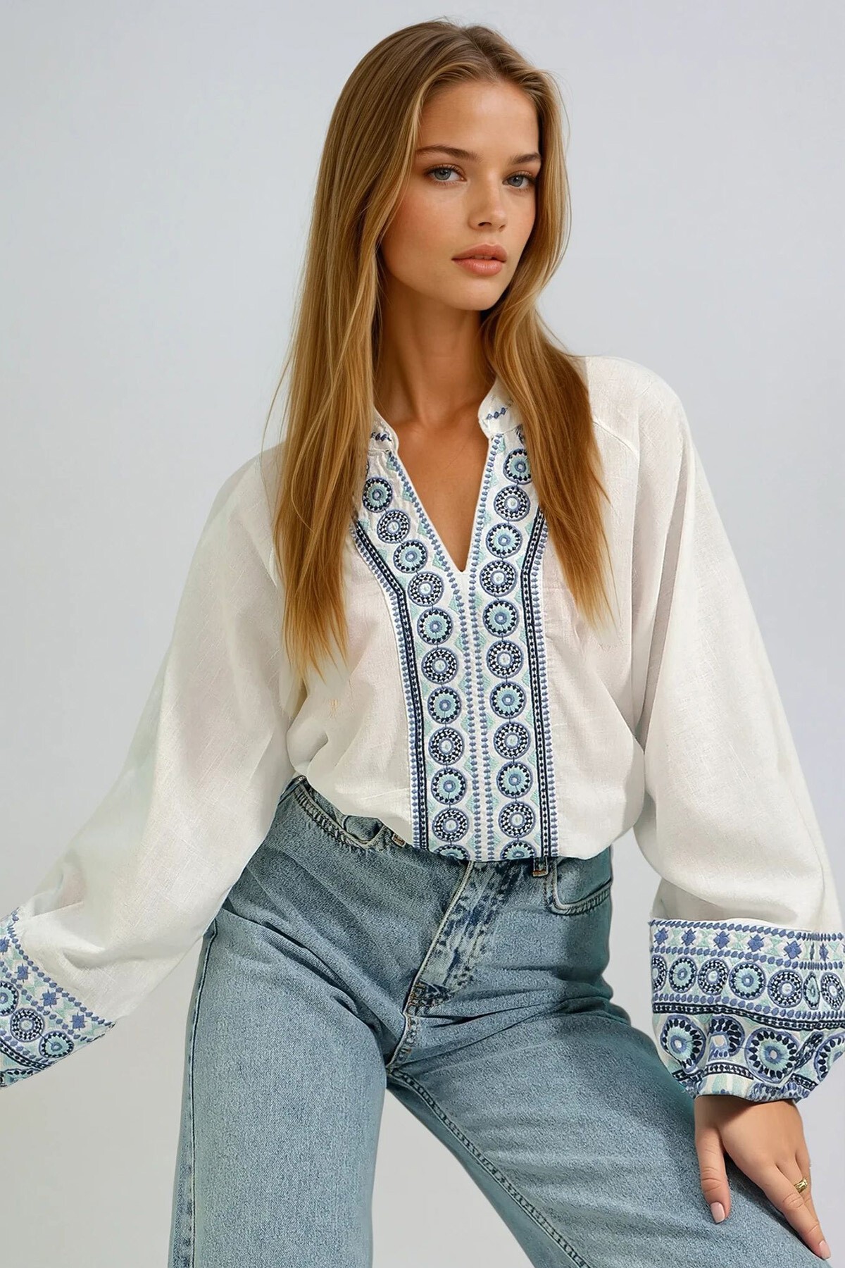 Ekru Hakim Yaka Önü Ve Kolları Nakış İşlemeli Keten Dokuma Bluz