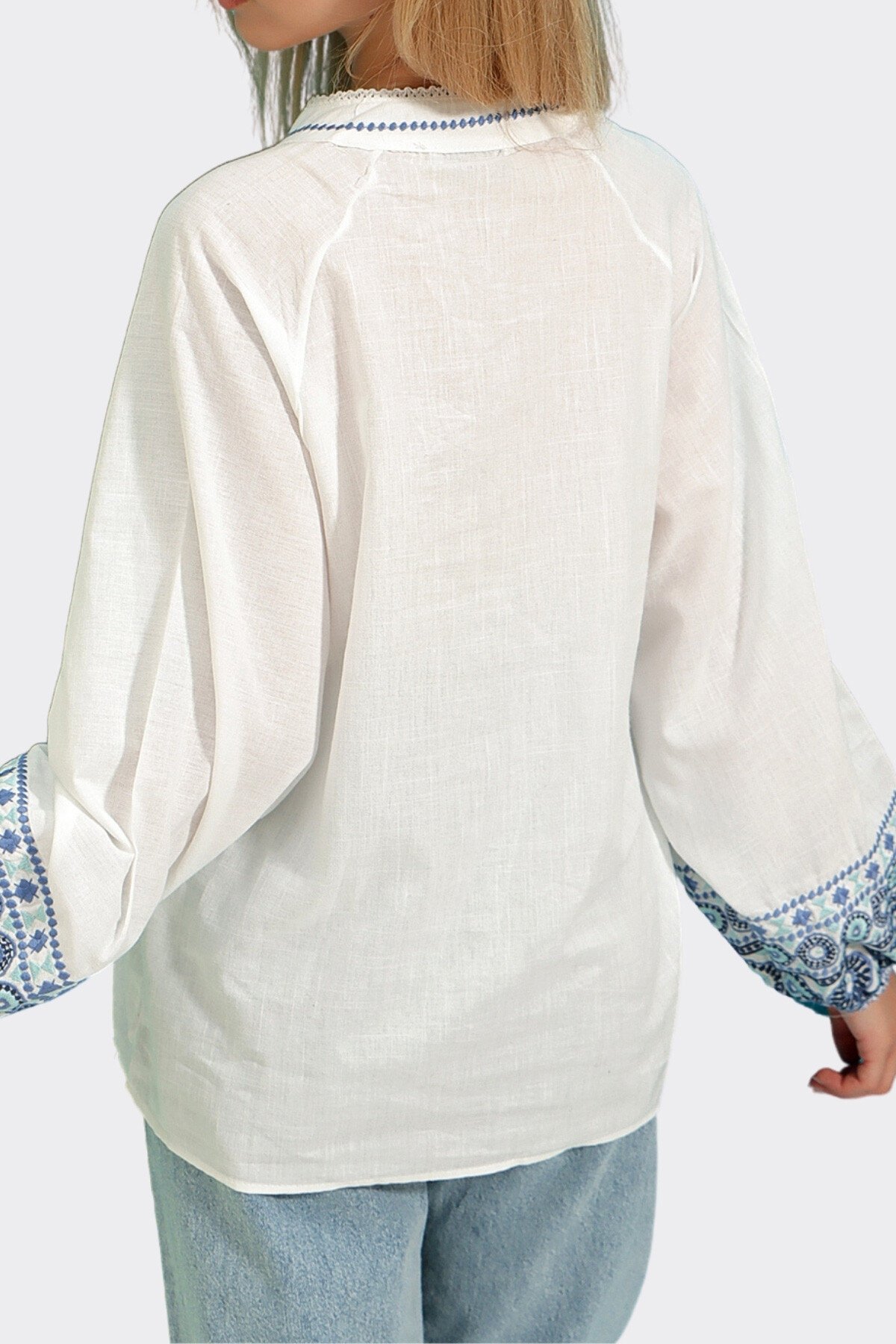Ekru Hakim Yaka Önü Ve Kolları Nakış İşlemeli Keten Dokuma Bluz