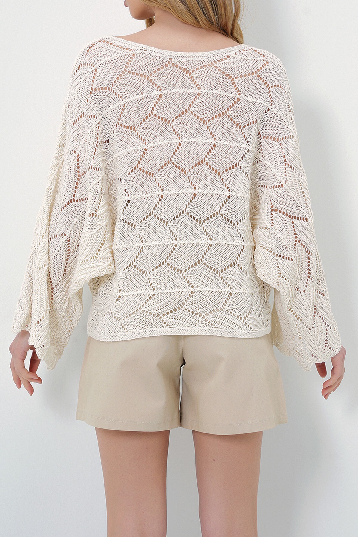 Ekru Kayık Yaka Yarasa Kol Delik Ajurlu Triko Bluz