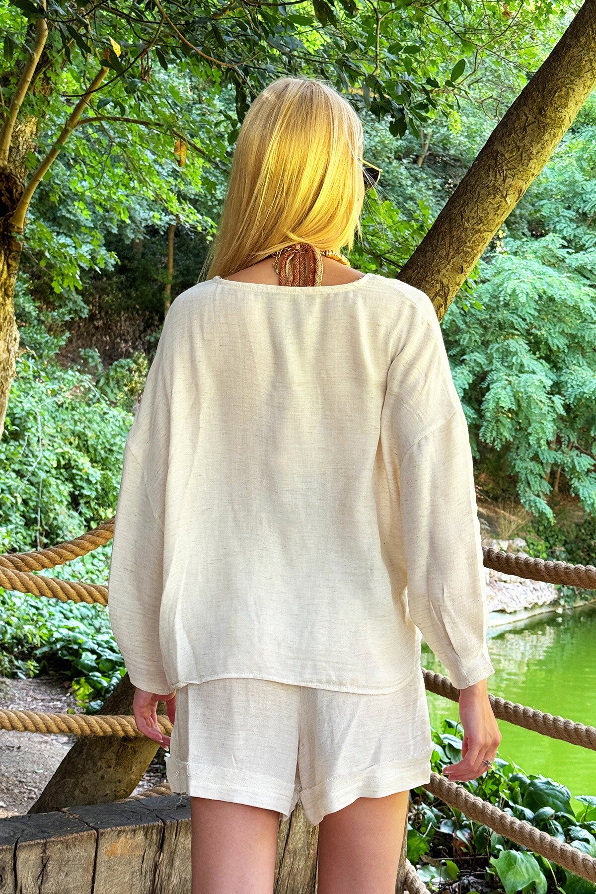 Ekru Kruvaze Yaka Düğmeli Bluz Şort Ve Takım