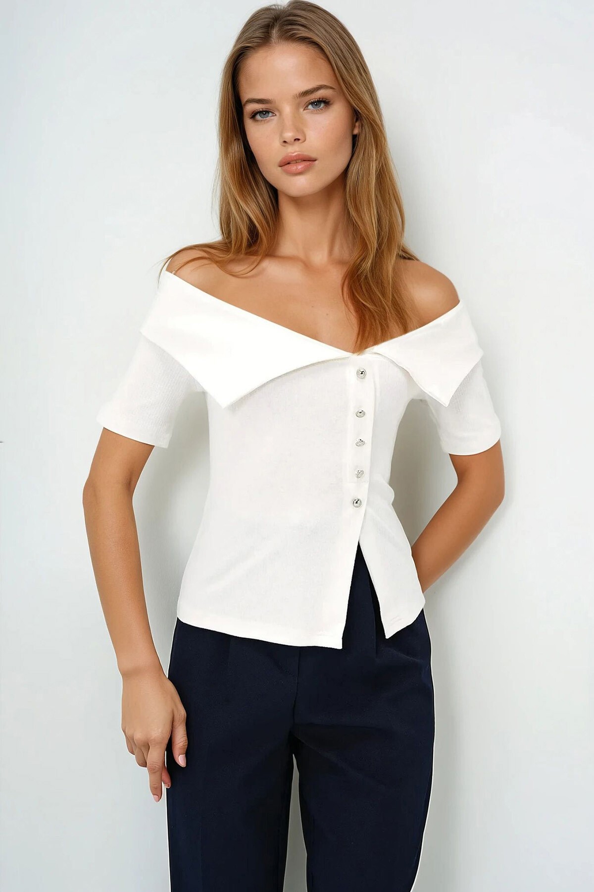 Ekru Madonna Yaka Düğme Detaylı Kısa Kol Bluz