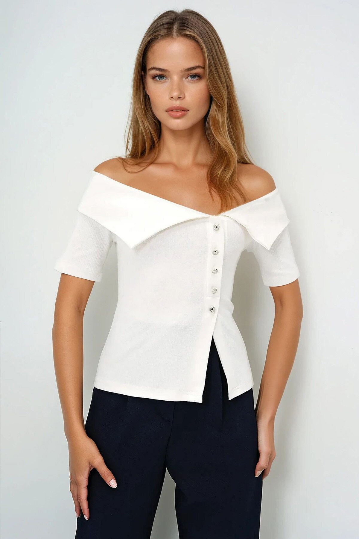 Ekru Madonna Yaka Düğme Detaylı Kısa Kol Bluz
