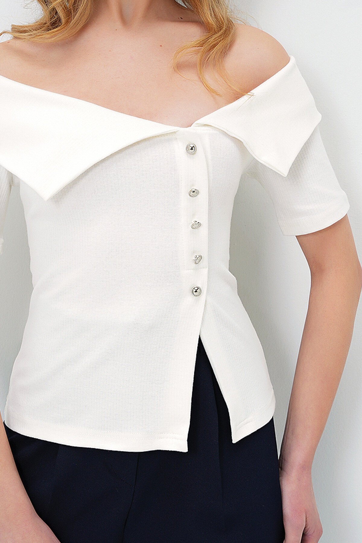 Ekru Madonna Yaka Düğme Detaylı Kısa Kol Bluz