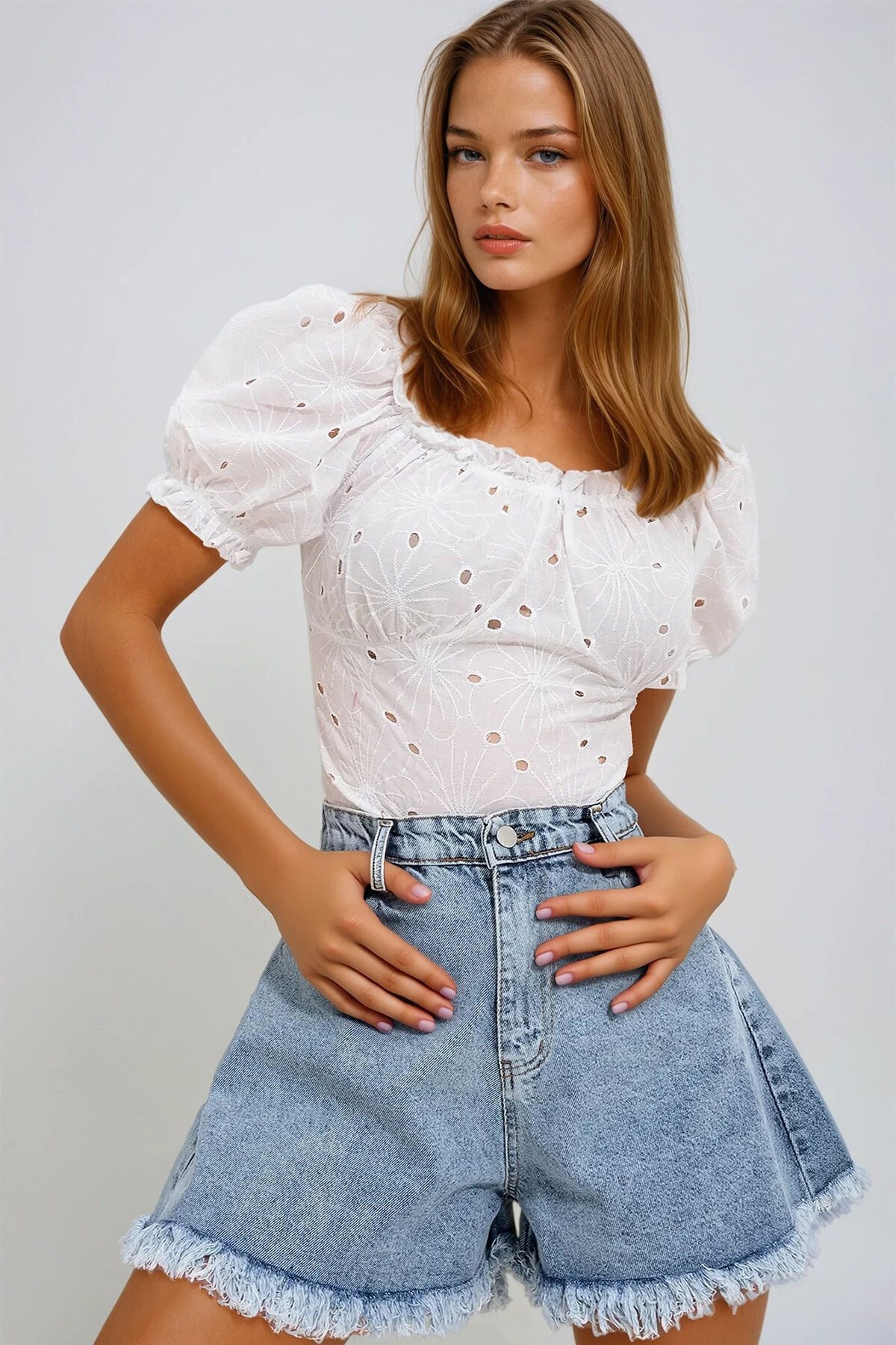 Ekru Madonna Yaka Güpürlü Dokuma Bluz