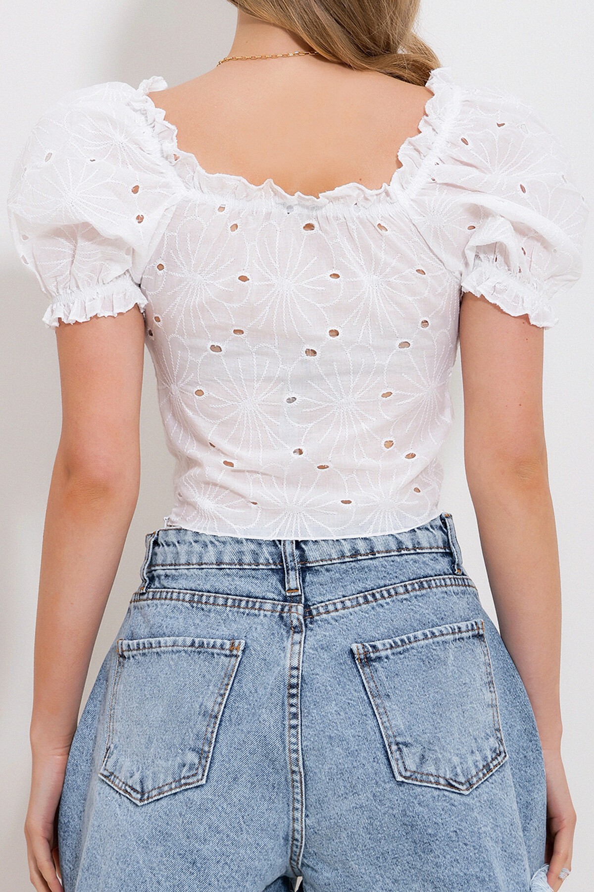 Ekru Madonna Yaka Güpürlü Dokuma Bluz