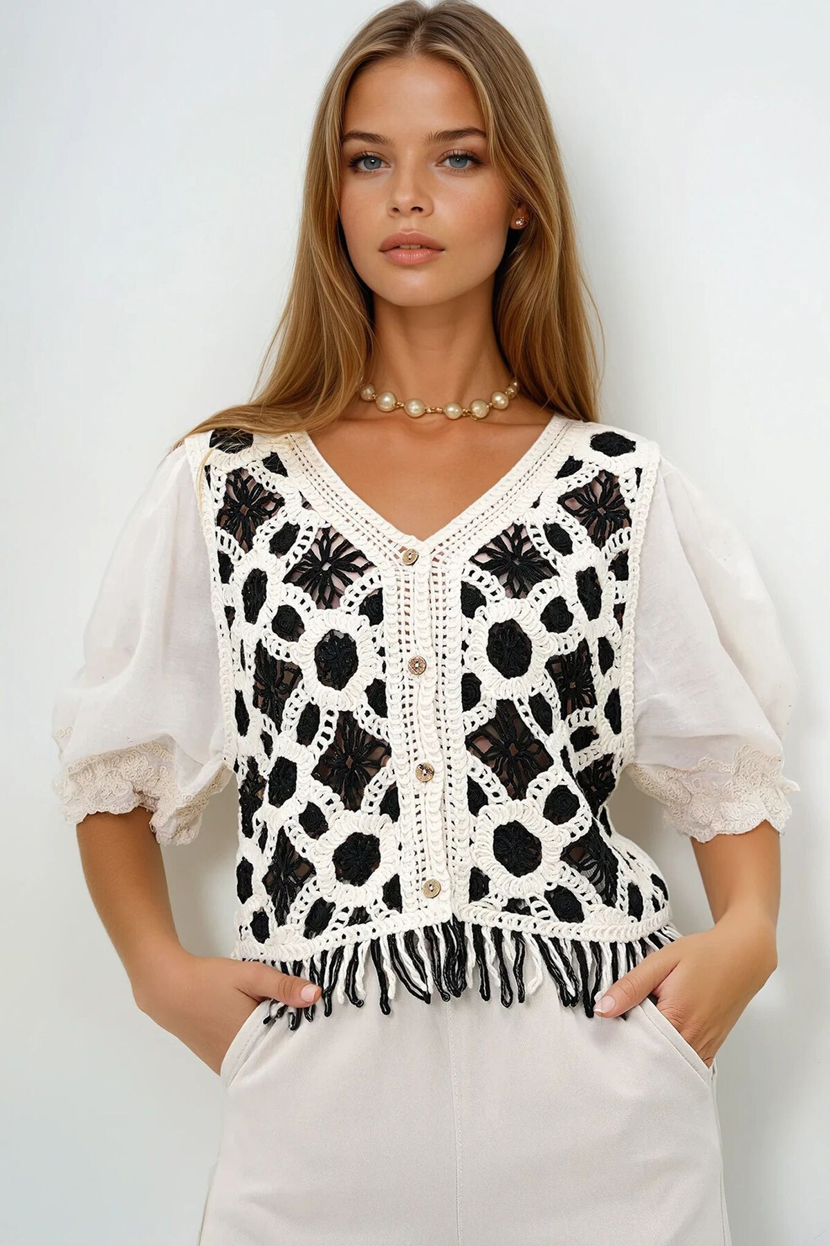 Ekru Siyah V Yaka Balon Kol Örgü İşlemeli Delik Ajurlu Önü Düğmeli Triko Bluz
