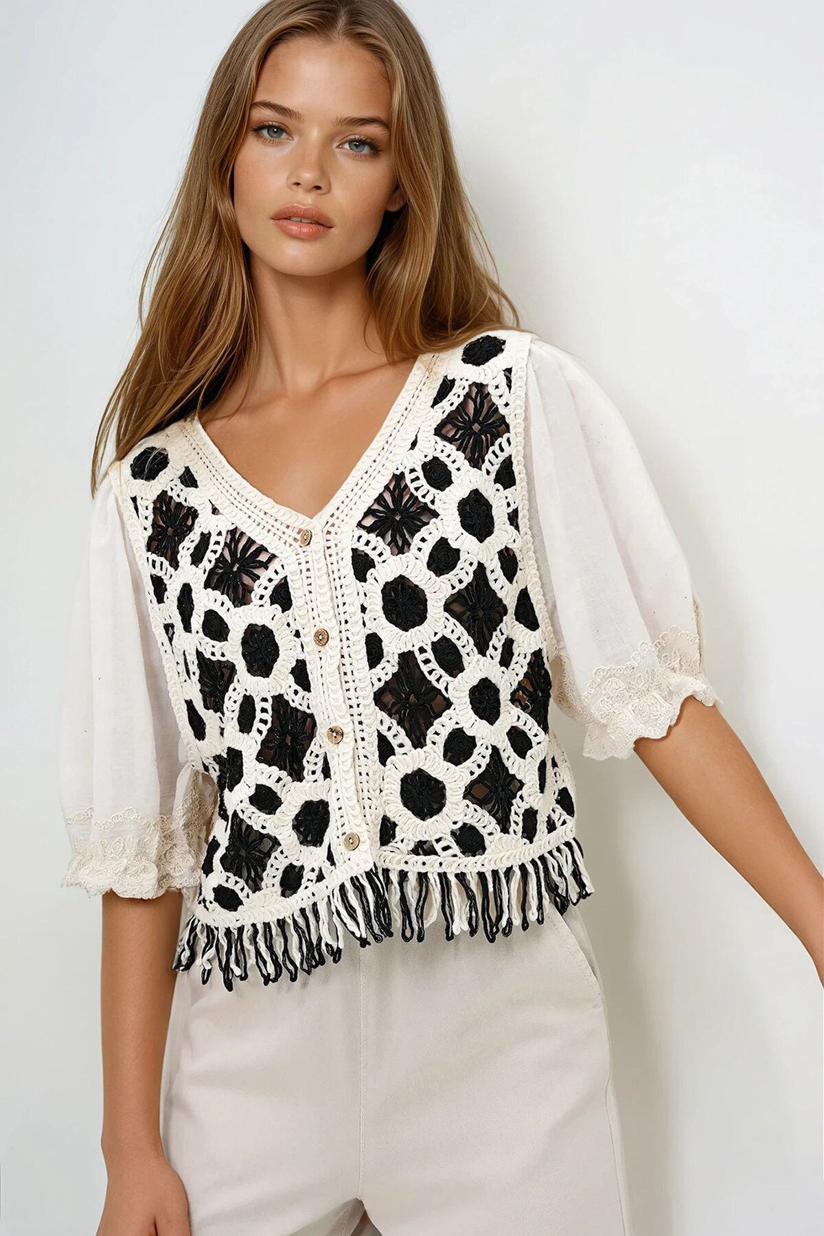 Ekru Siyah V Yaka Balon Kol Örgü İşlemeli Delik Ajurlu Önü Düğmeli Triko Bluz