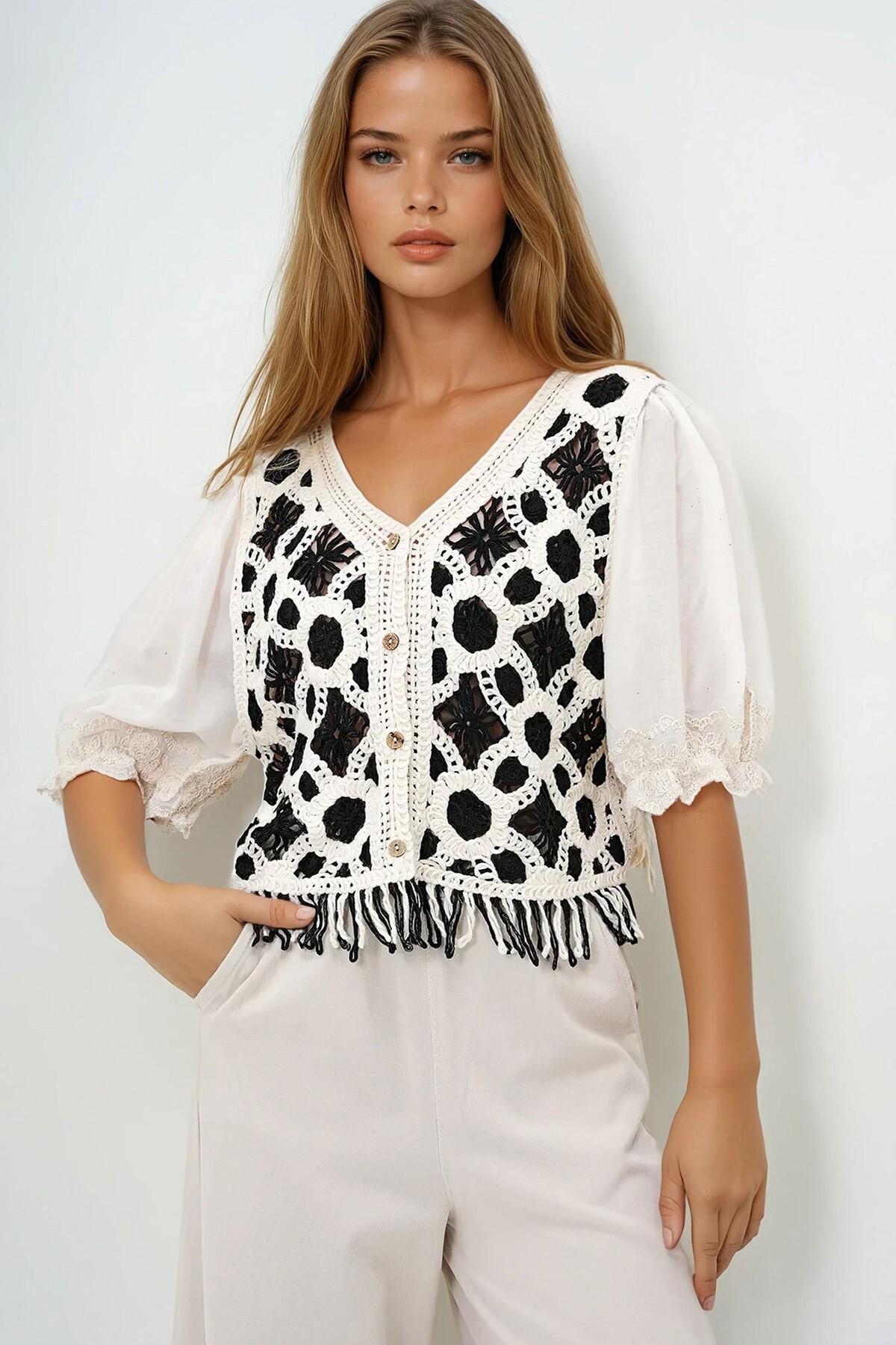 Ekru Siyah V Yaka Balon Kol Örgü İşlemeli Delik Ajurlu Önü Düğmeli Triko Bluz