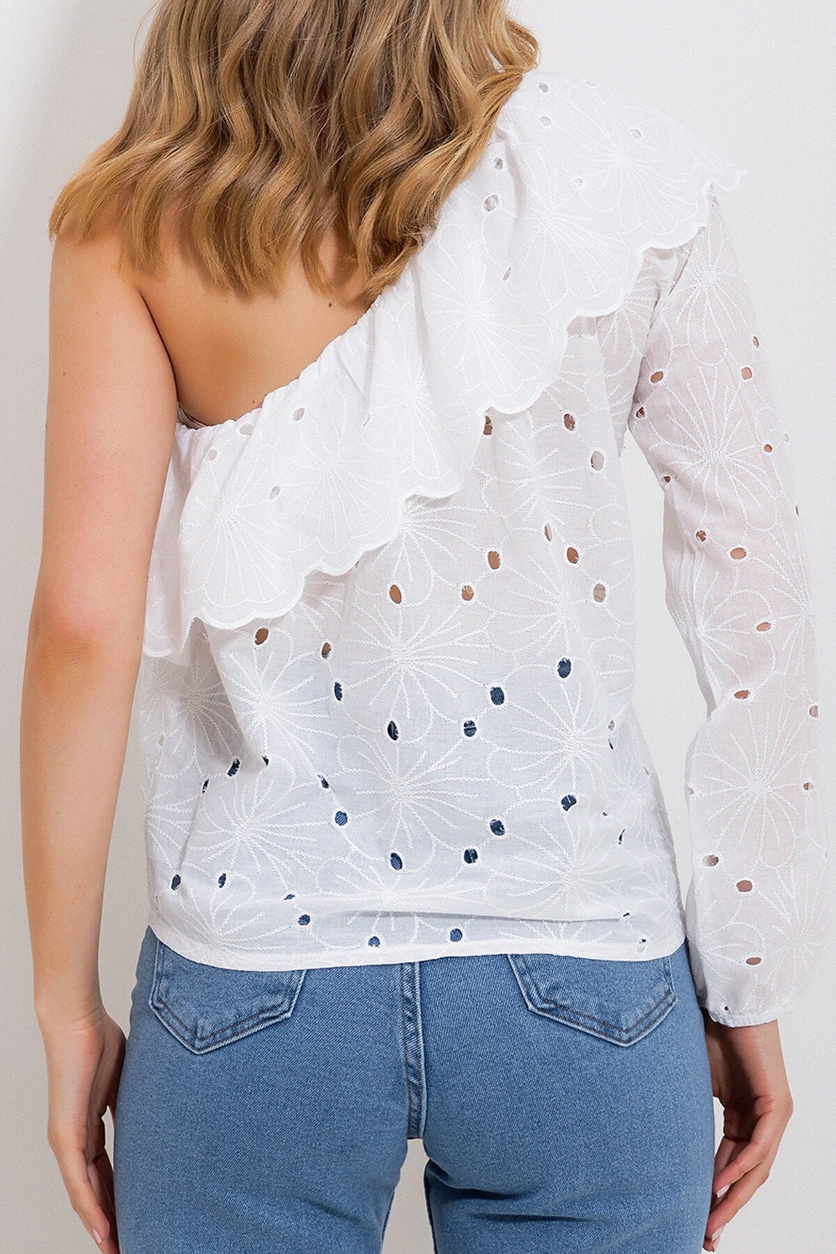 Ekru Tek Omuz Volanlı Güpürlü Dokuma Bluz