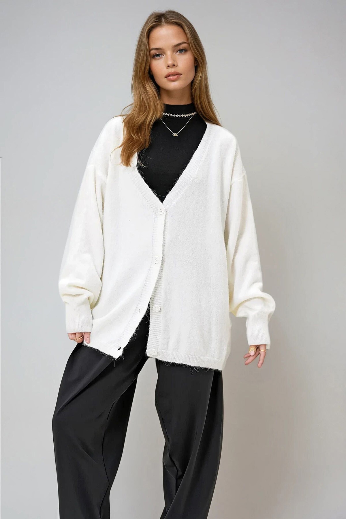 Ekru V Yaka Önü Düğmeli Oversize Kışlık Triko Hırka