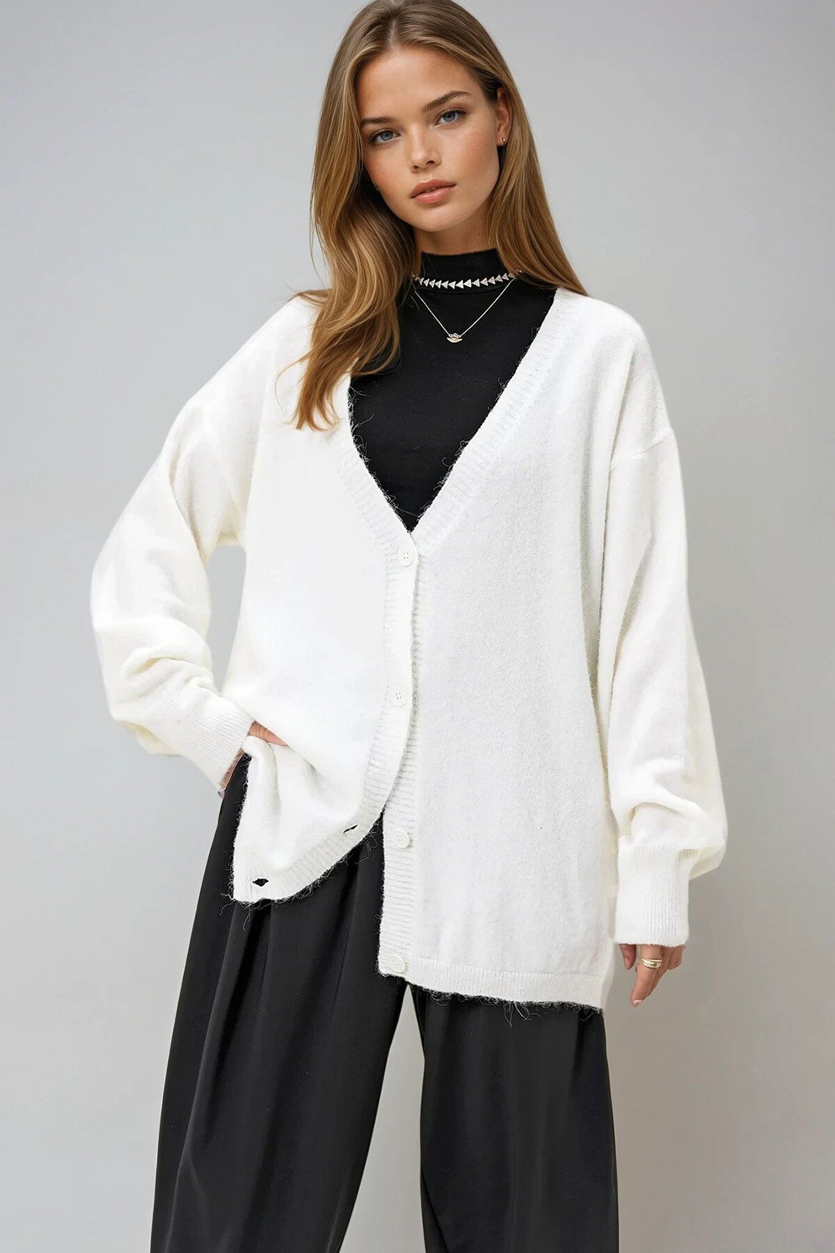 Ekru V Yaka Önü Düğmeli Oversize Kışlık Triko Hırka