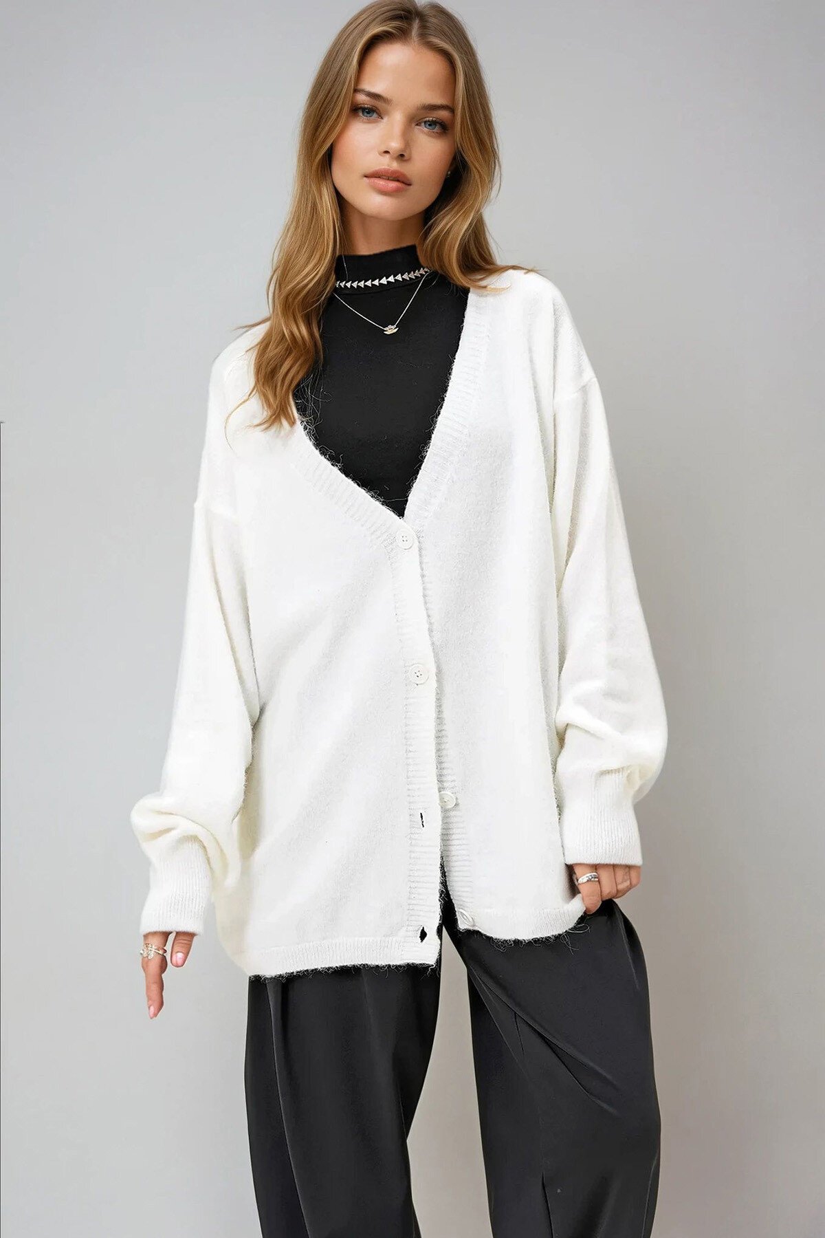 Ekru V Yaka Önü Düğmeli Oversize Kışlık Triko Hırka