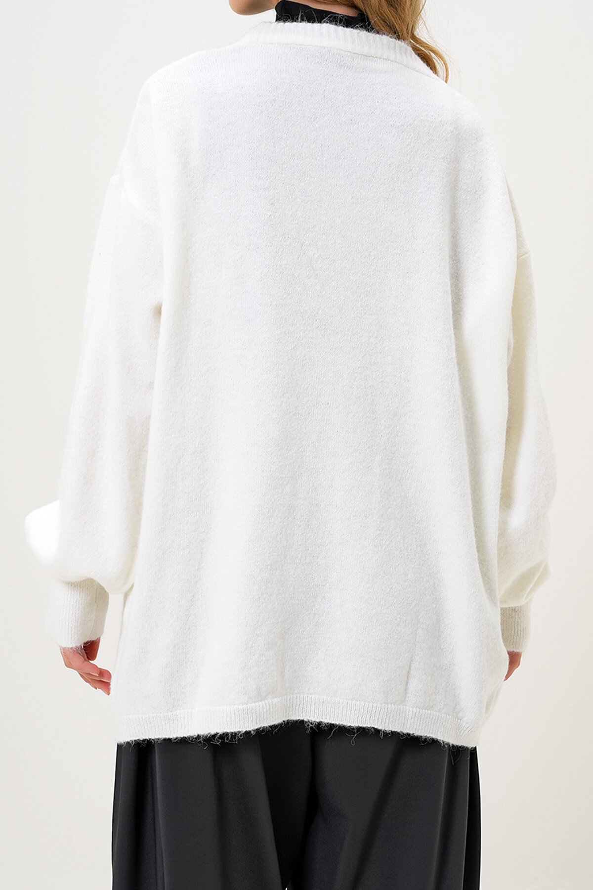 Ekru V Yaka Önü Düğmeli Oversize Kışlık Triko Hırka