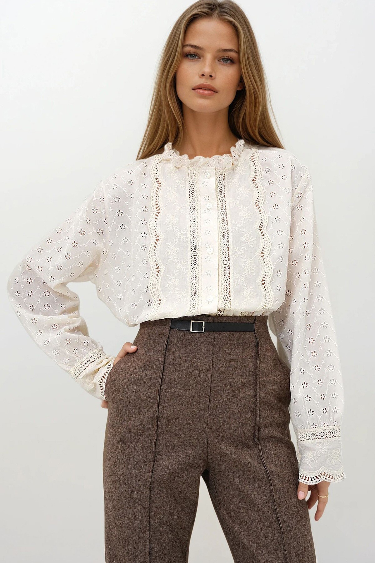 Ekru Yakası Fırfırlı Nakış İşlemeli Fisto Gömlek