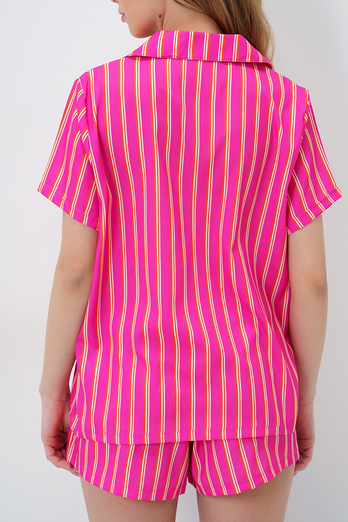 Fuşya Çizgi Desenli Önü Düğmeli Dokuma Gömlek Ve Şort Pijama Takım