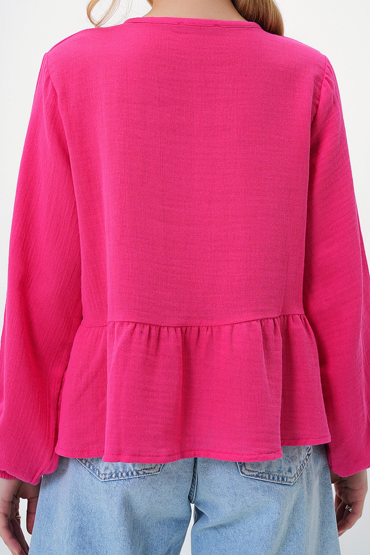Fuşya Geniş Yaka Önden Bağlamalı Eteği Volanlı Dokuma Bluz