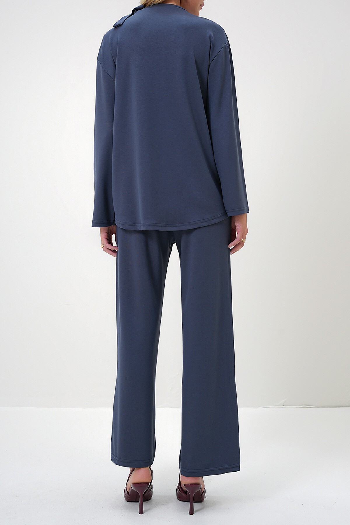 Gri Bisiklet Yaka Boyundan Bağlama Detaylı Modal Kumaş Tunik Ve Pantolon Takım