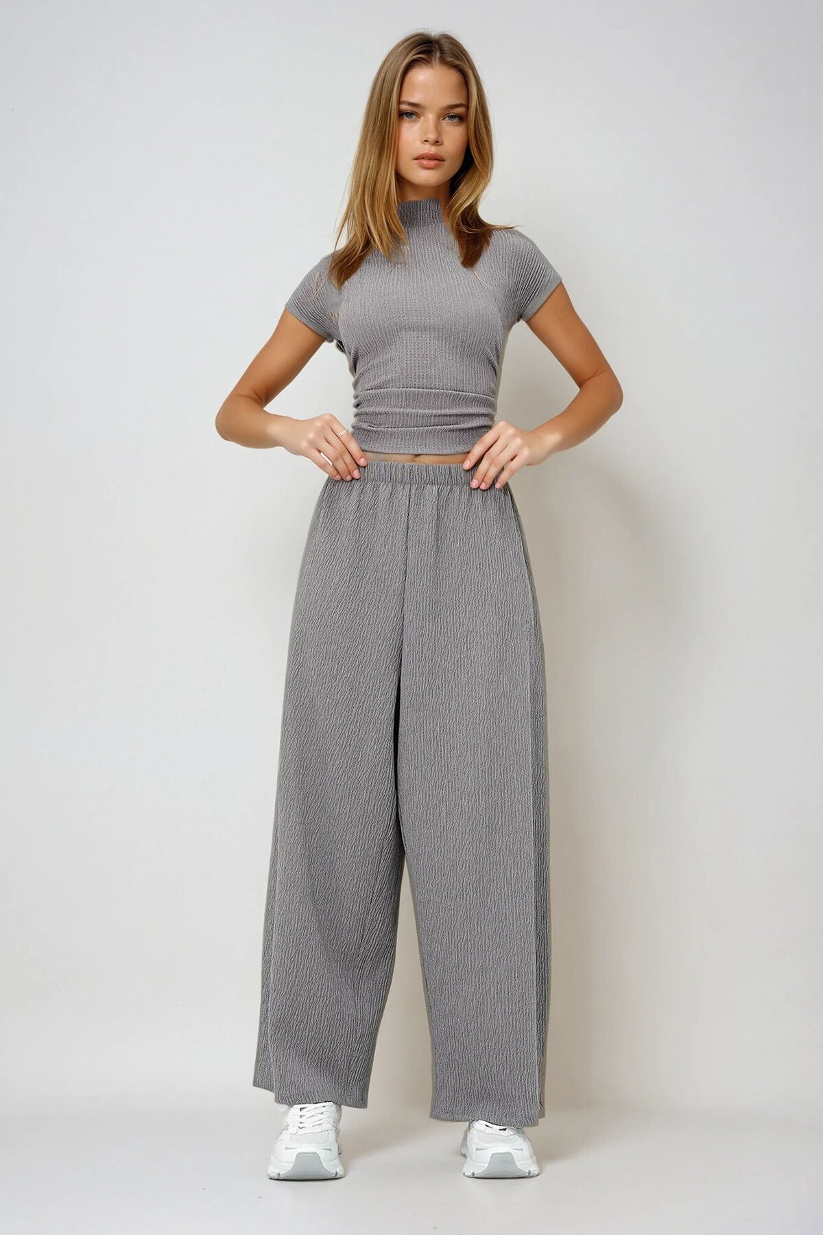 Gri Dik Yaka Dokulu Yanları Drapeli Crop Bluz Ve Geniş Paça Pantolon Takım