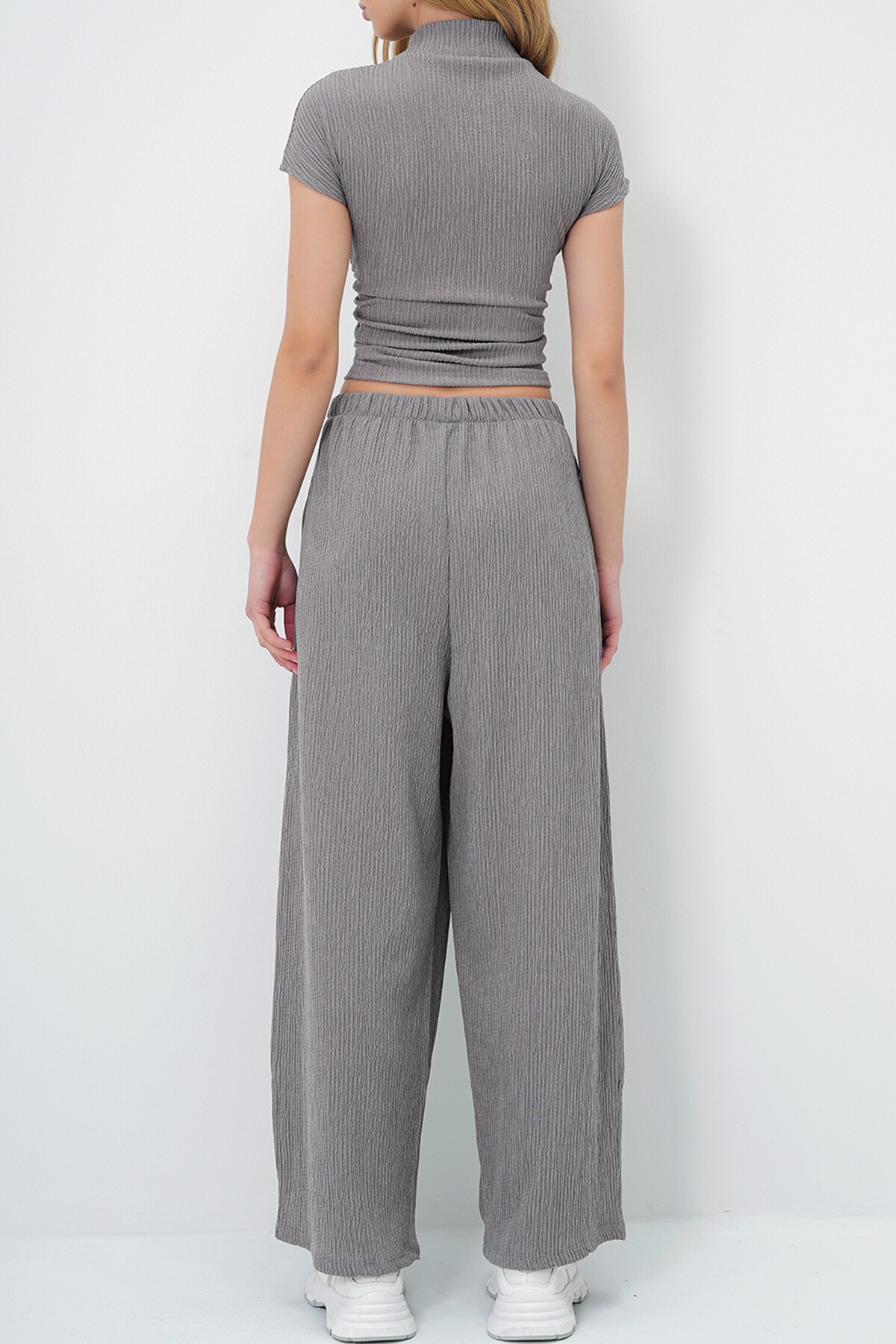 Gri Dik Yaka Dokulu Yanları Drapeli Crop Bluz Ve Geniş Paça Pantolon Takım