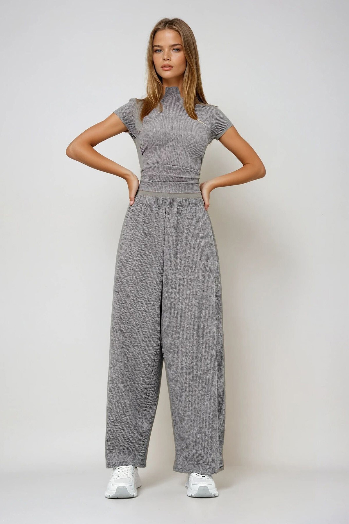 Gri Dik Yaka Dokulu Yanları Drapeli Crop Bluz Ve Geniş Paça Pantolon Takım