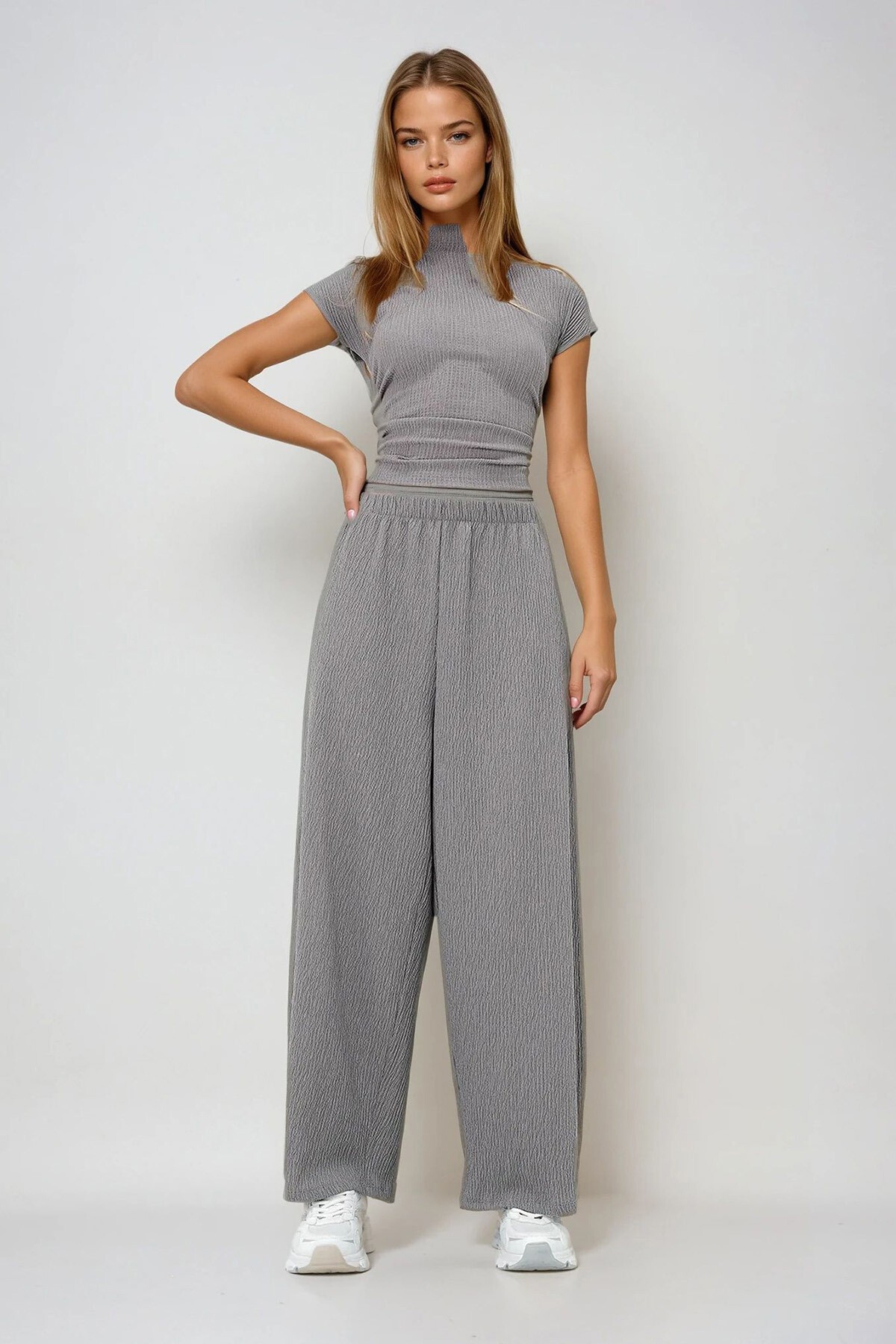 Gri Dik Yaka Dokulu Yanları Drapeli Crop Bluz Ve Geniş Paça Pantolon Takım