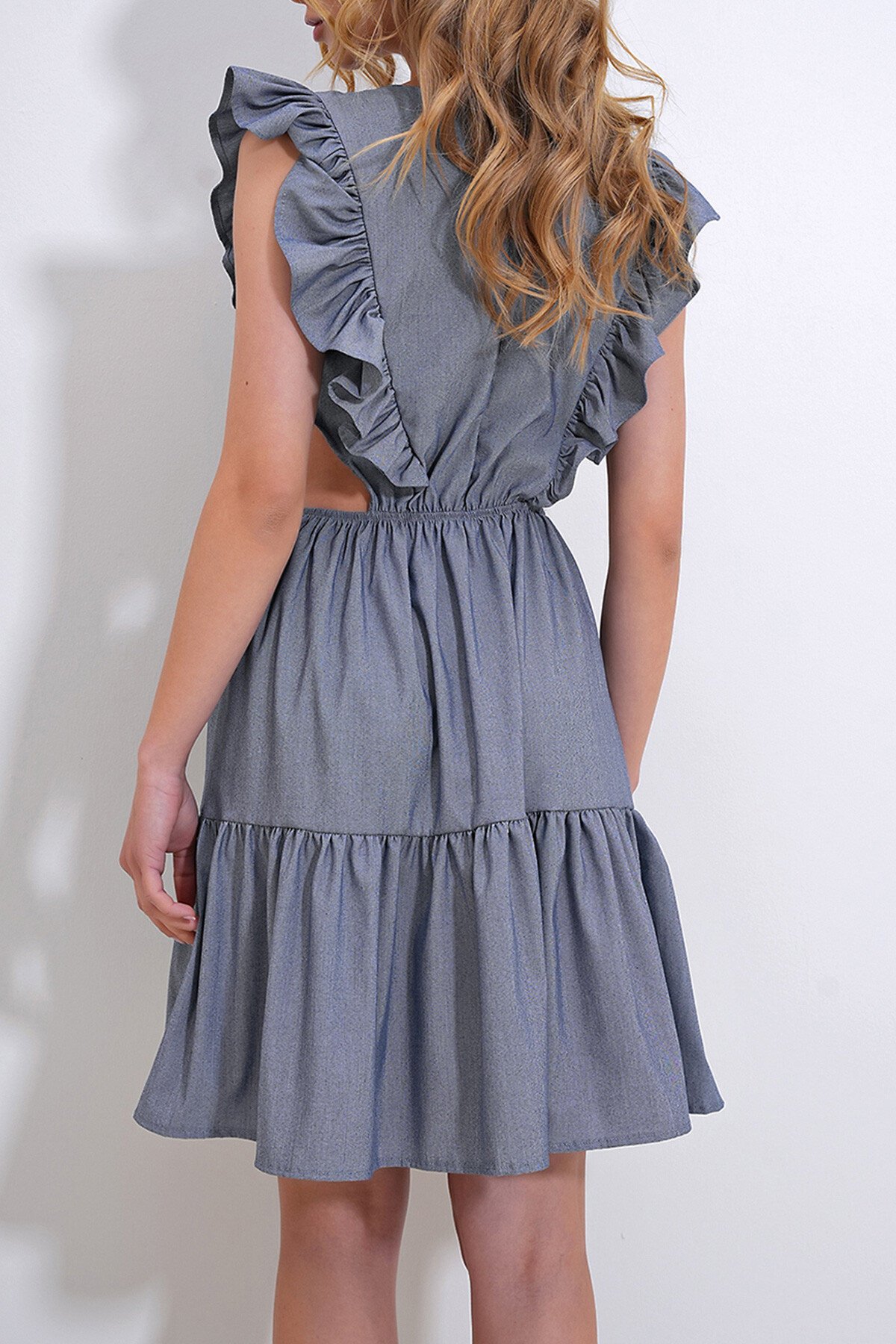 Gri Kayık Yaka Beli Dekolteli Yanları Volanlı Poplin Elbise