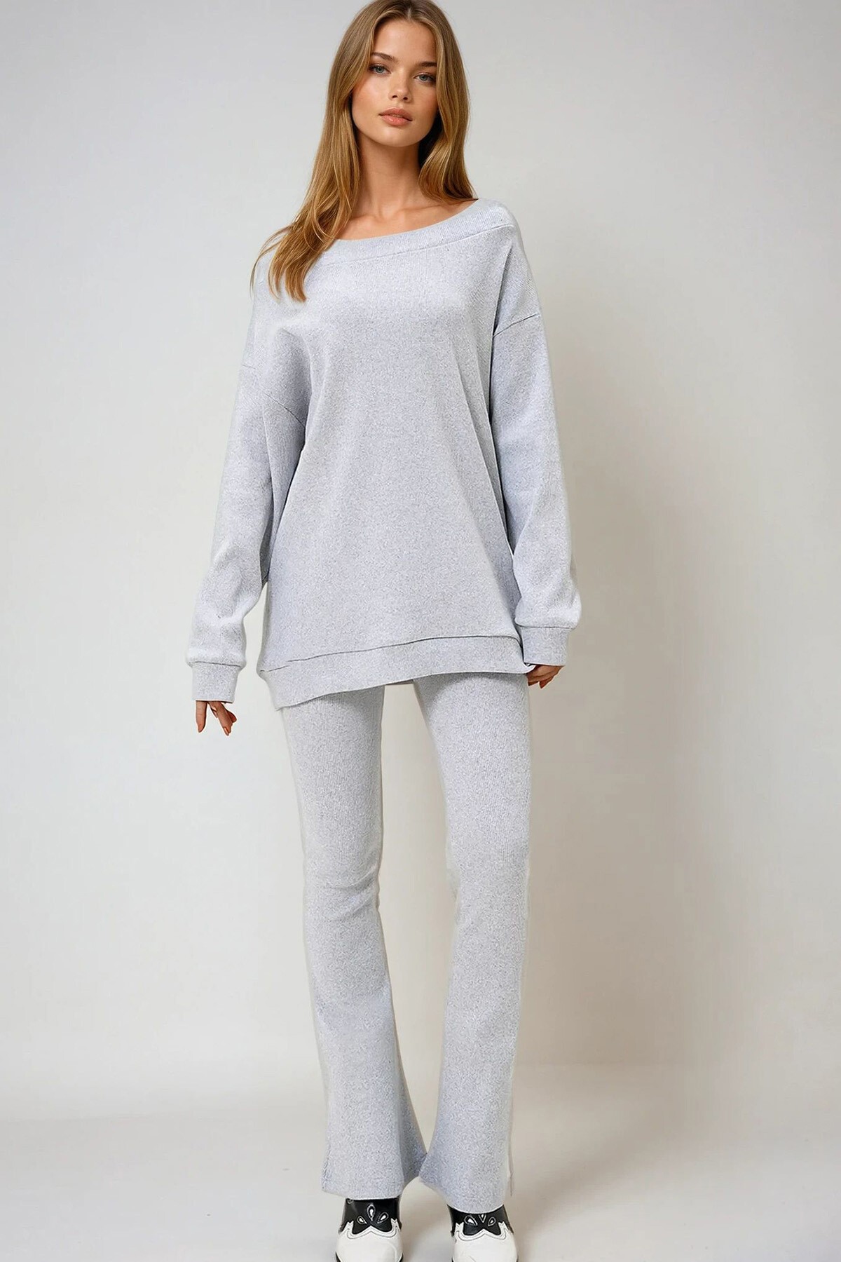 Gri Kayık Yaka Kaşkorse Oversize Bluz Ve İspanyol Paça Pantolon Takım