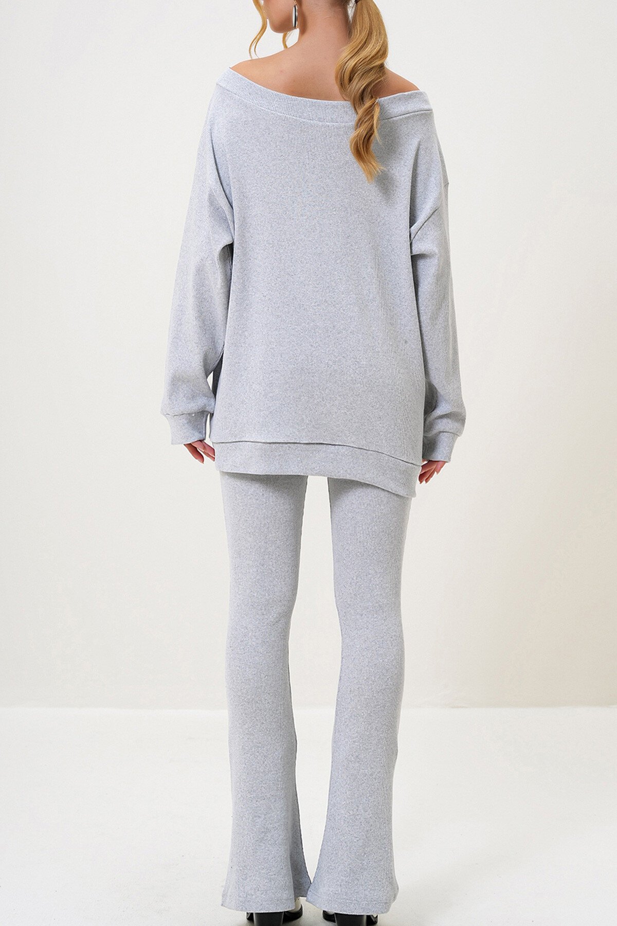 Gri Kayık Yaka Kaşkorse Oversize Bluz Ve İspanyol Paça Pantolon Takım