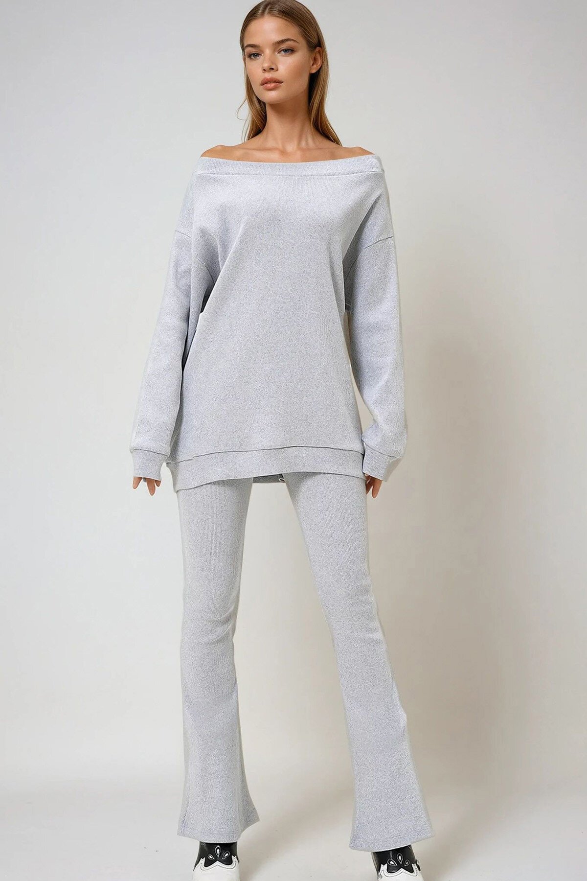 Gri Kayık Yaka Kaşkorse Oversize Bluz Ve İspanyol Paça Pantolon Takım