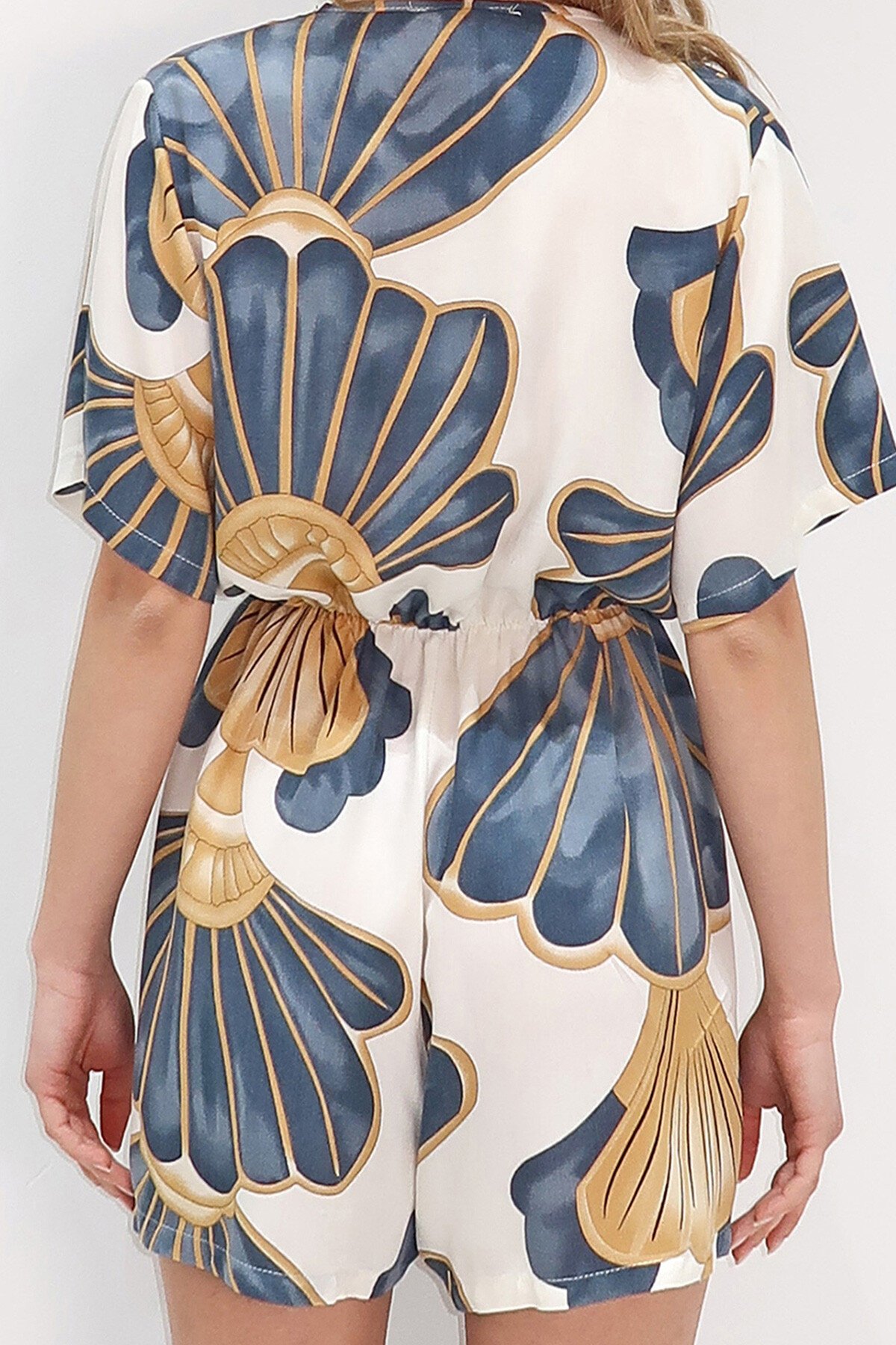 Gri V Yaka Önü Düğmeli Beli Bağlamalı Şort Tulum