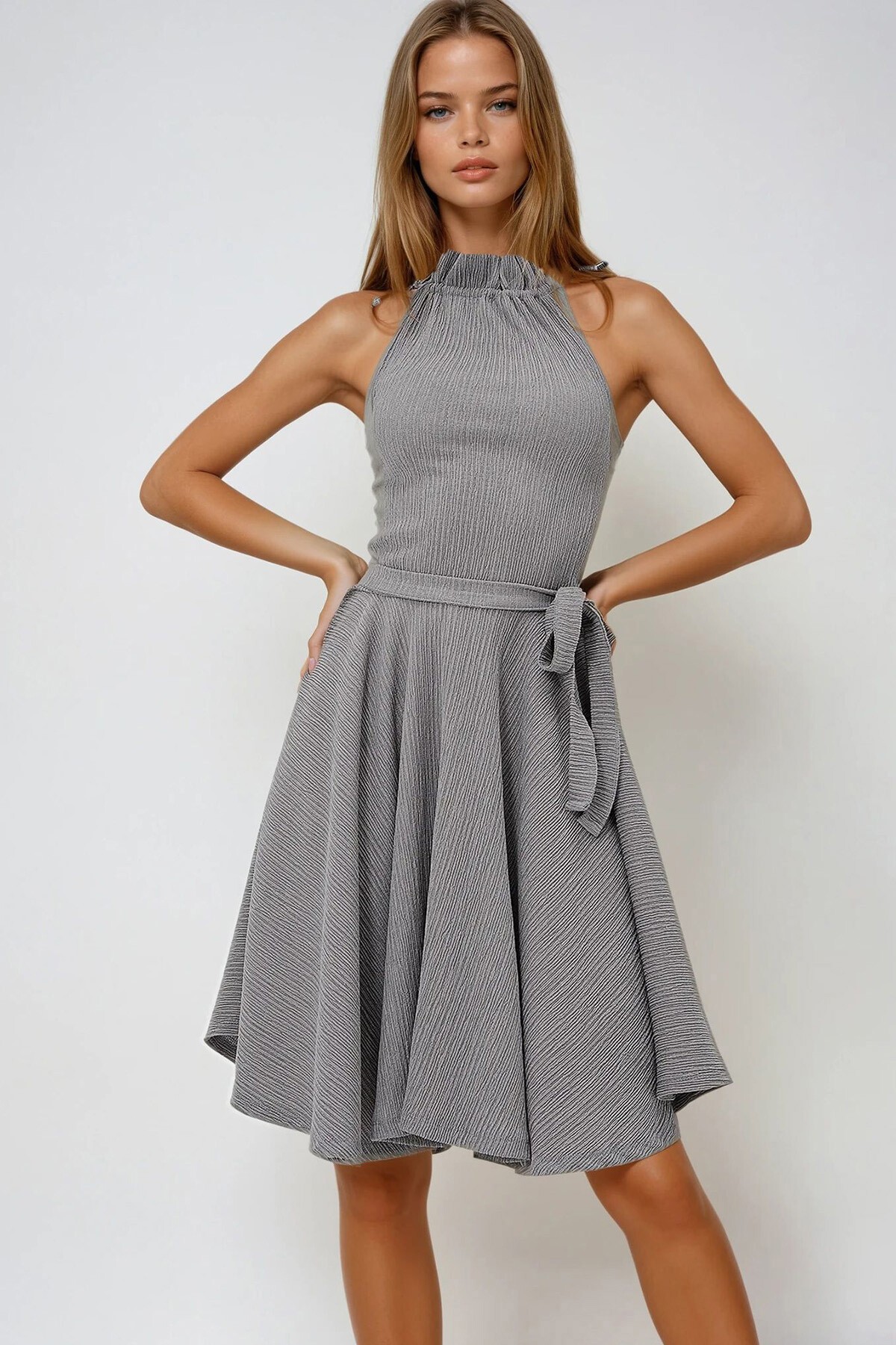 Gri Yakası Büzgü Detaylı Kemerli Kloş Elbise