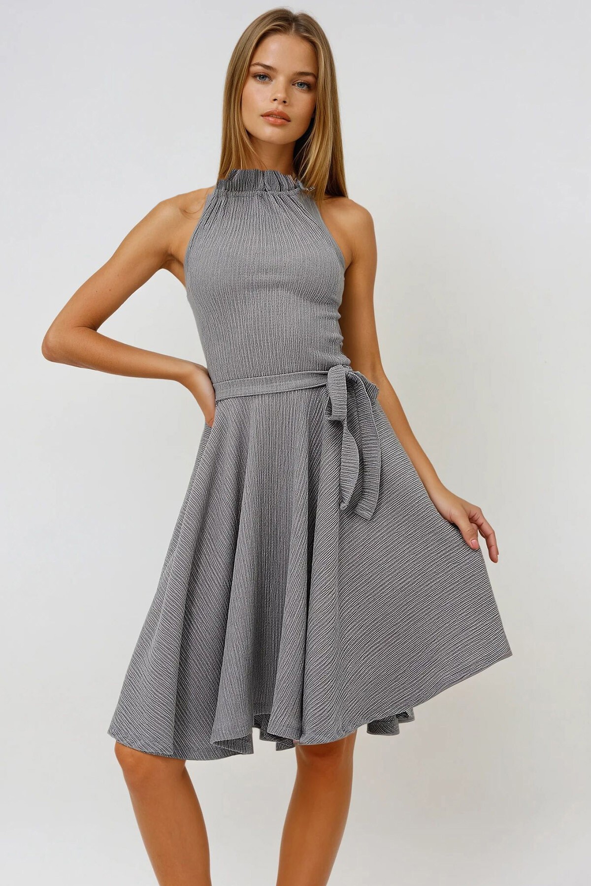 Gri Yakası Büzgü Detaylı Kemerli Kloş Elbise