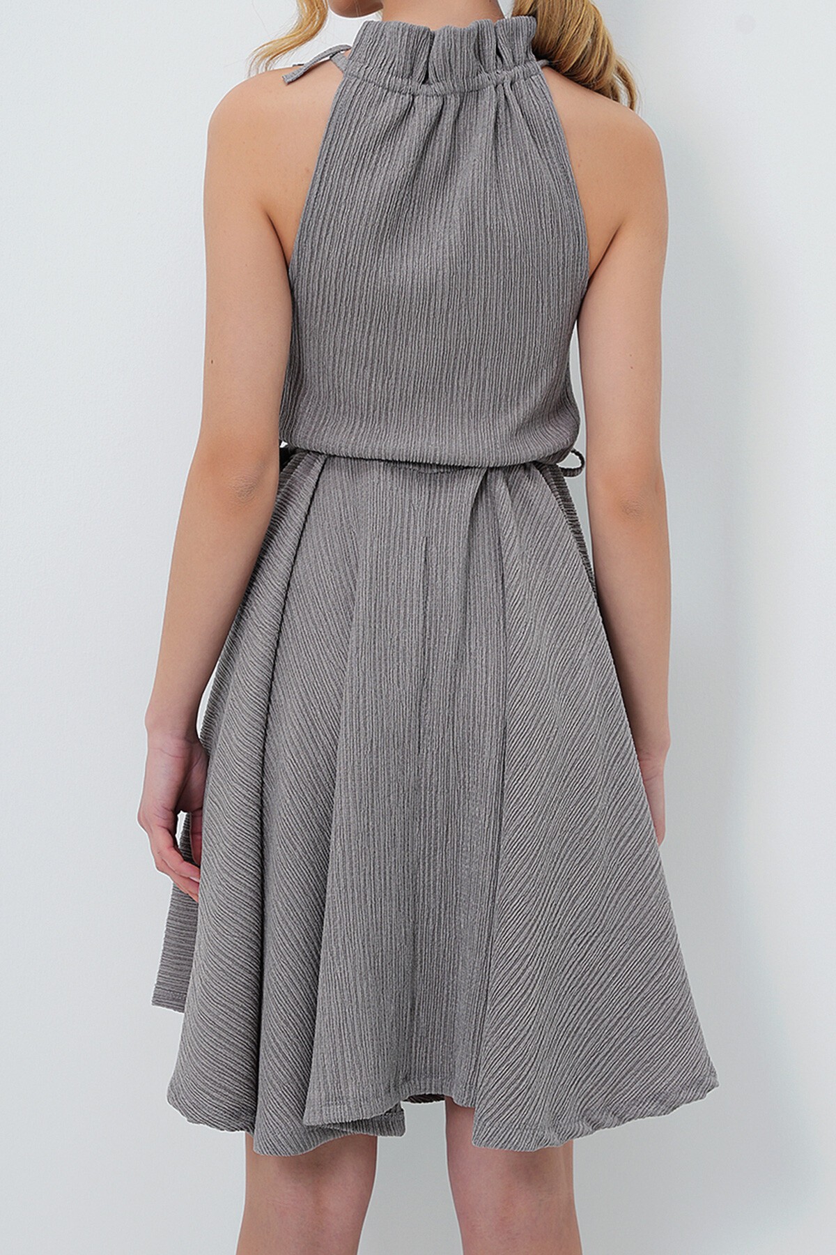 Gri Yakası Büzgü Detaylı Kemerli Kloş Elbise
