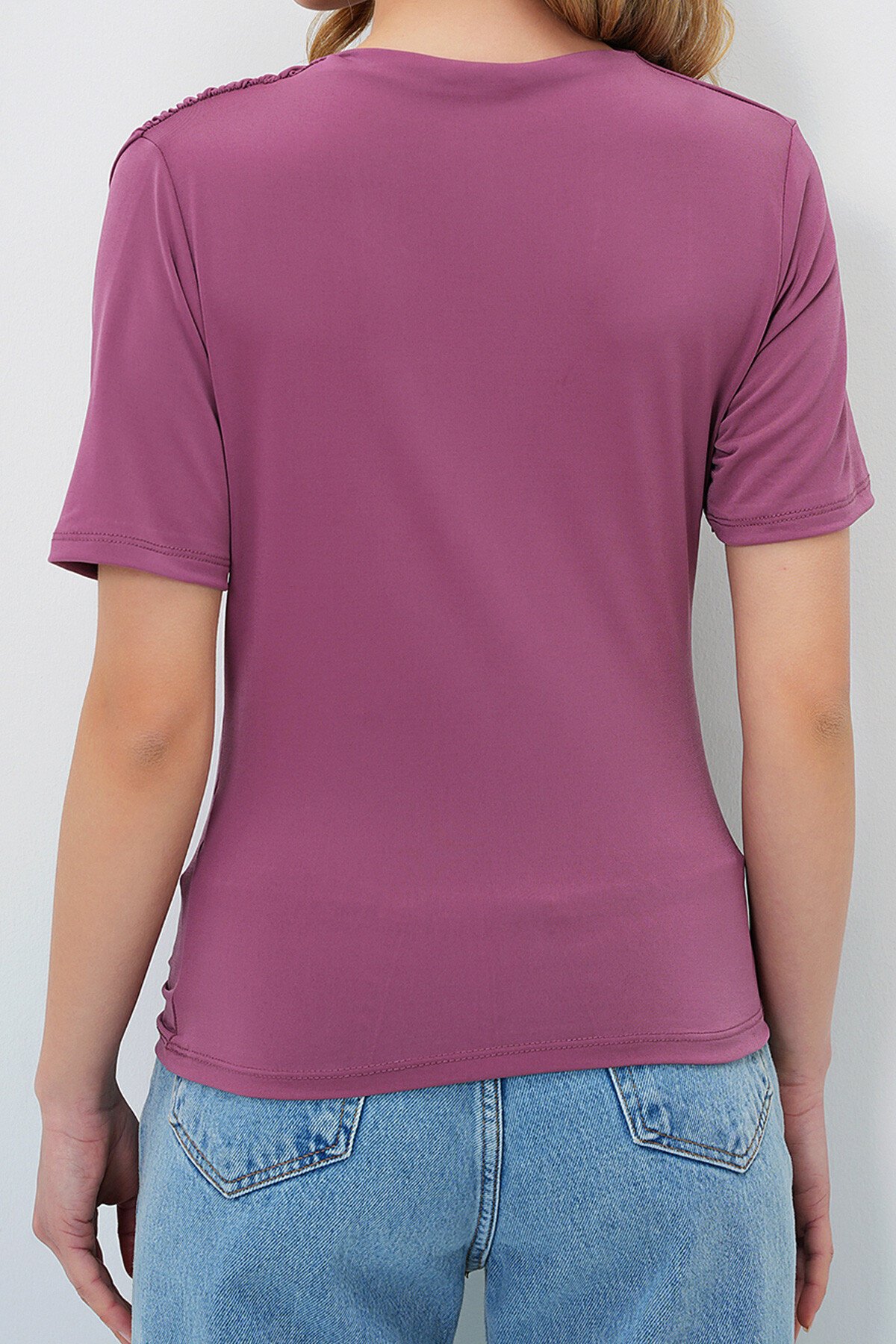 Gül Kurusu Dik Yaka Yarım Kol Beli Ve Omuzu Drapeli Sandy Bluz