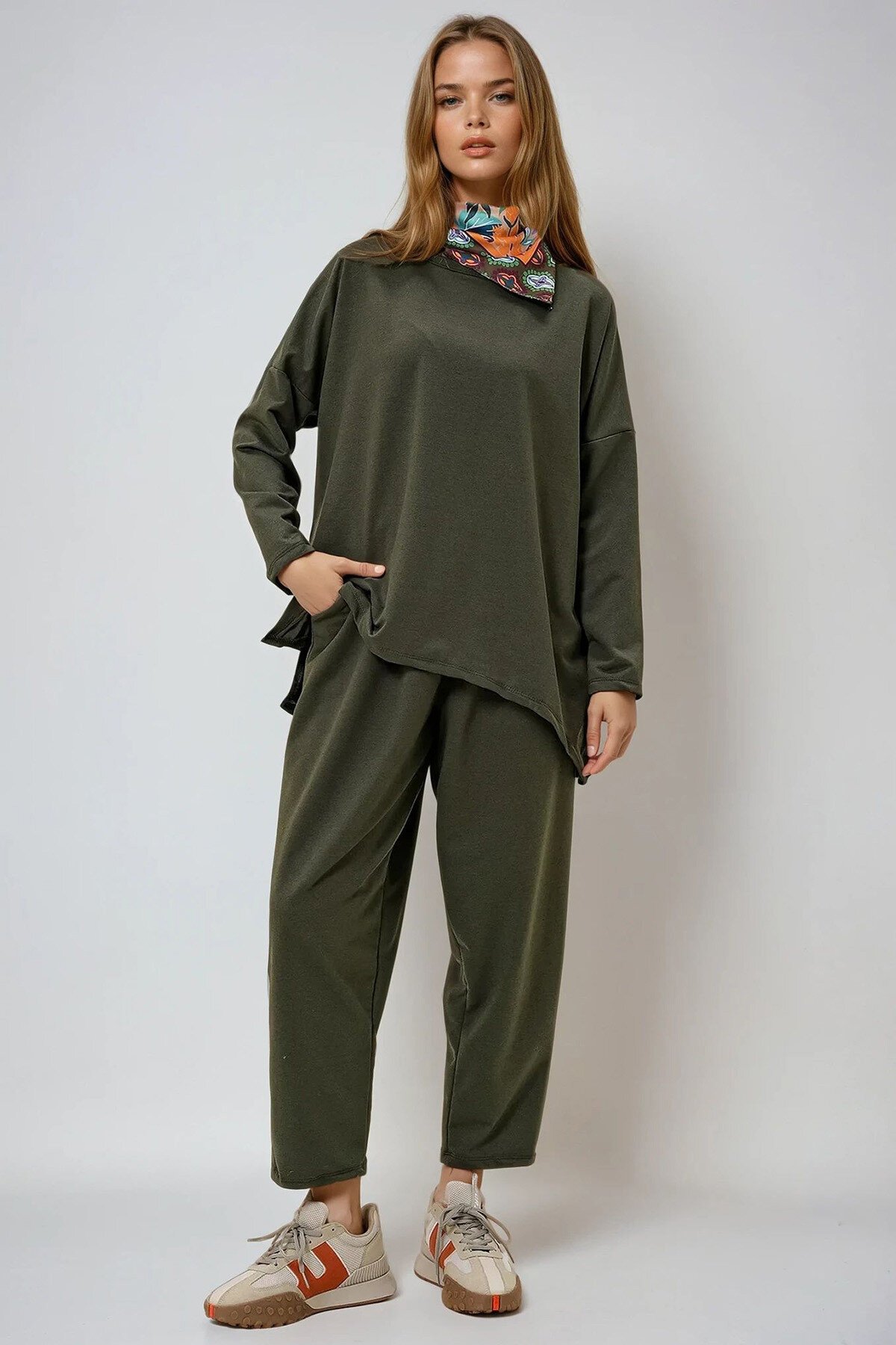 Haki Bisiklet Yaka Asimetrik Kesim Oversize İki İplik Sweatshırt Ve Pantolon Takım