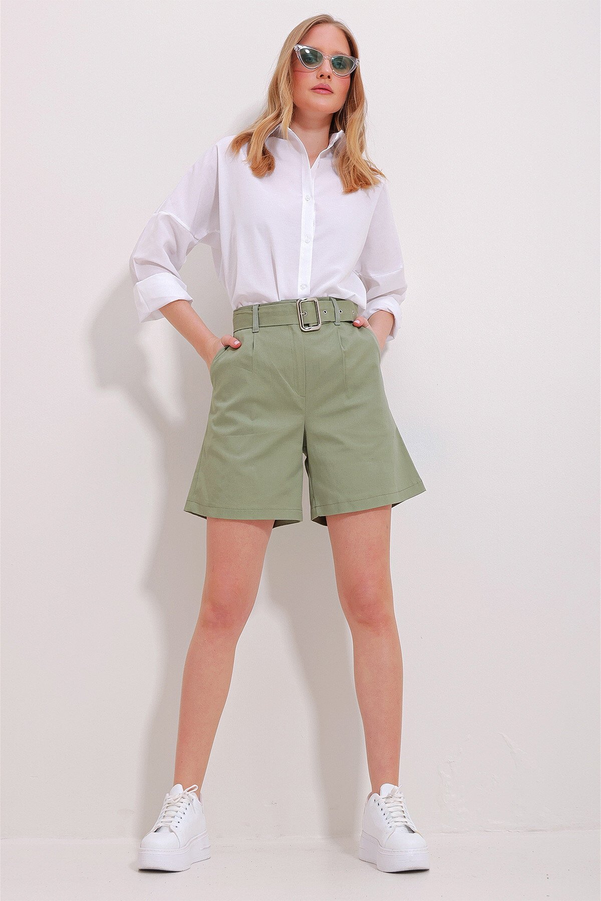 Haki Çift Cepli Beli Kemerli Gabardin Şort