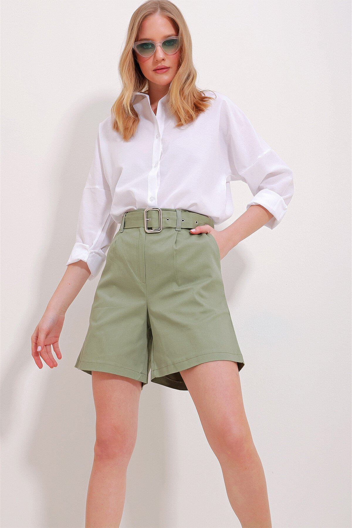 Haki Çift Cepli Beli Kemerli Gabardin Şort