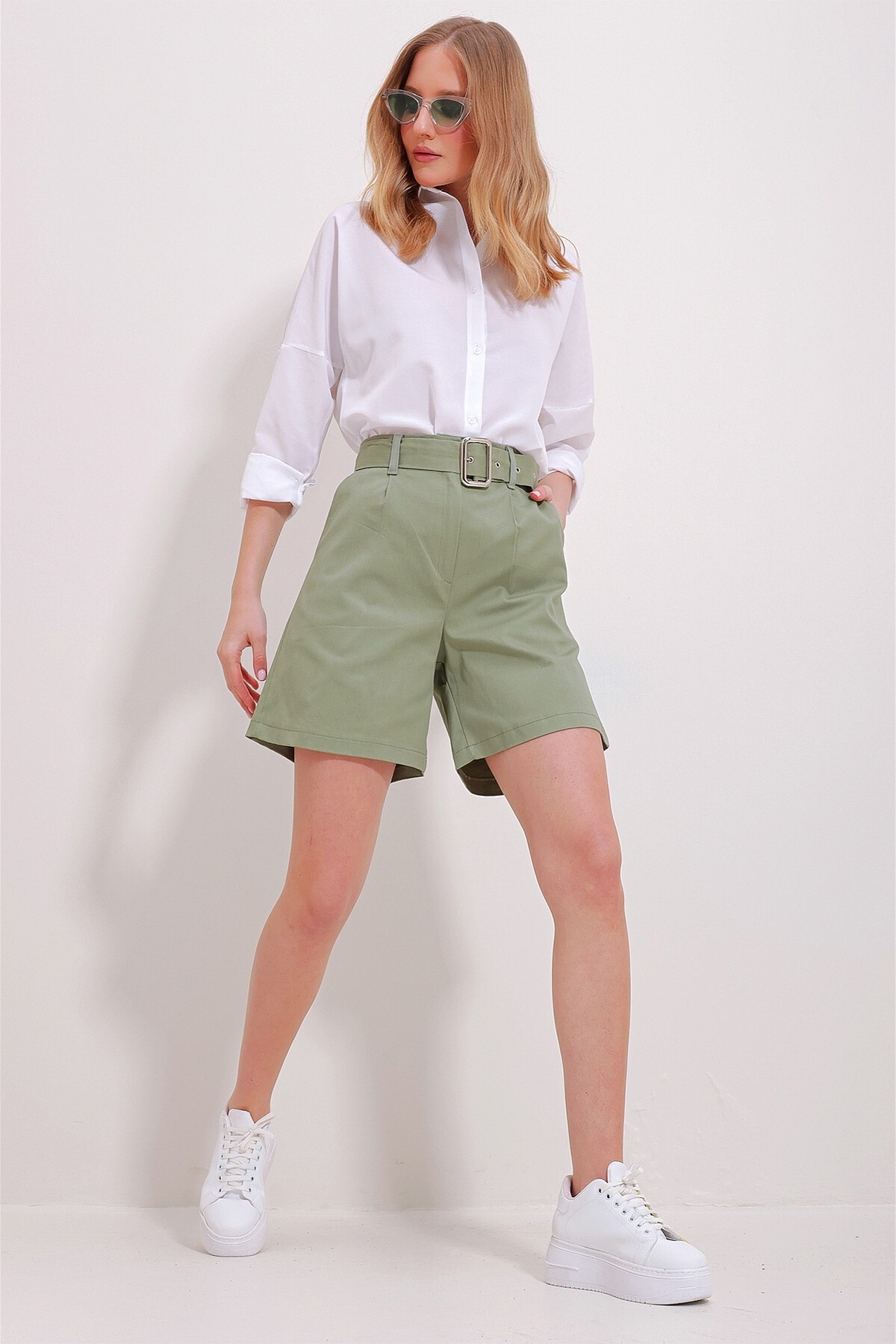 Haki Çift Cepli Beli Kemerli Gabardin Şort