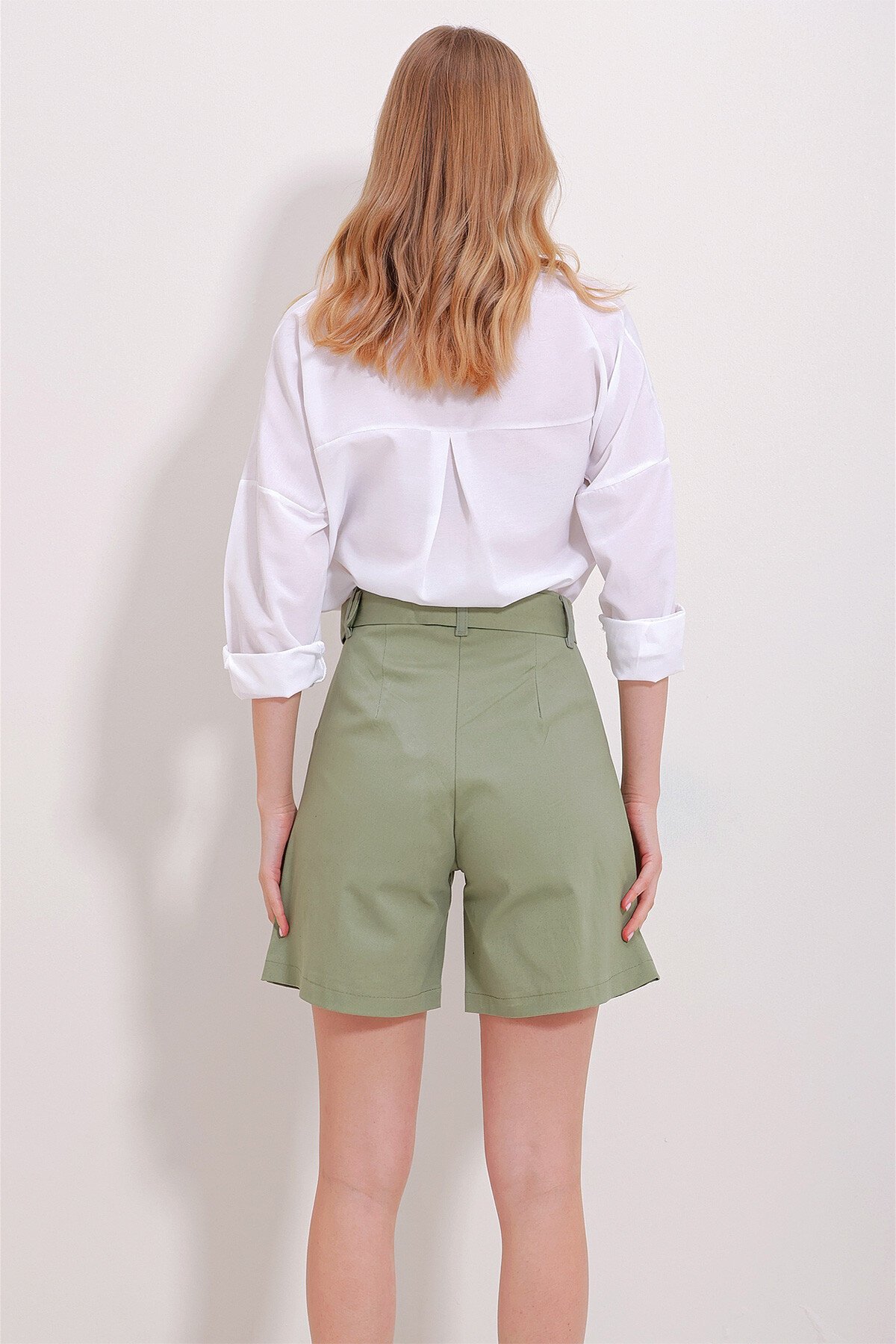 Haki Çift Cepli Beli Kemerli Gabardin Şort