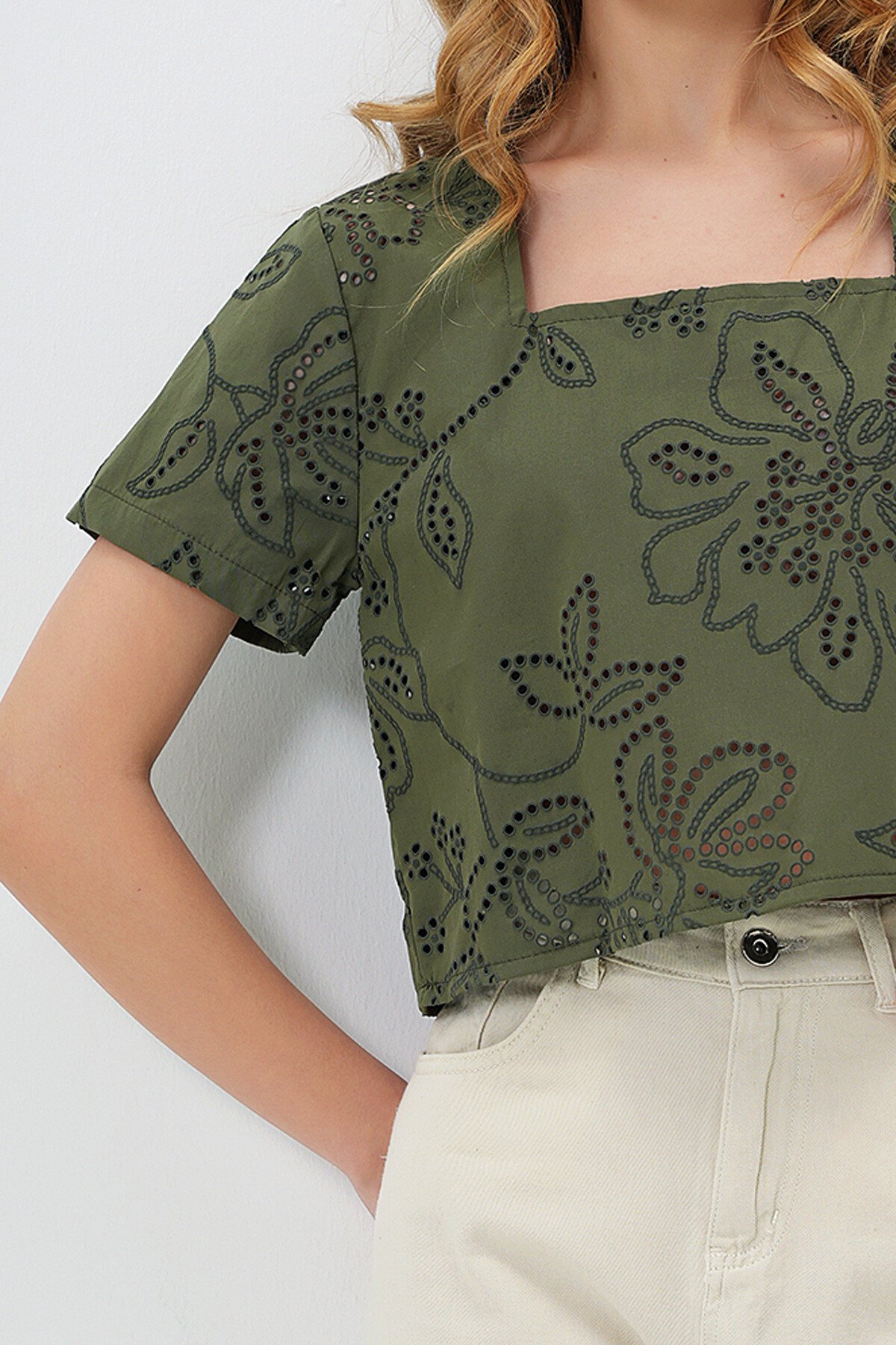 Haki Kare Yaka Güpür Premium Dokuma Crop Bluz