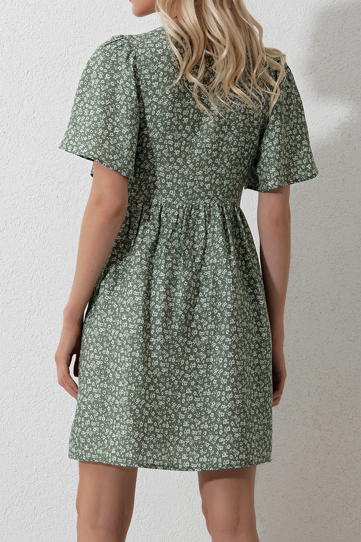 Haki V Yaka Kısa Kol Çiçek Desenli Eteği Volanlı Dokuma Elbise