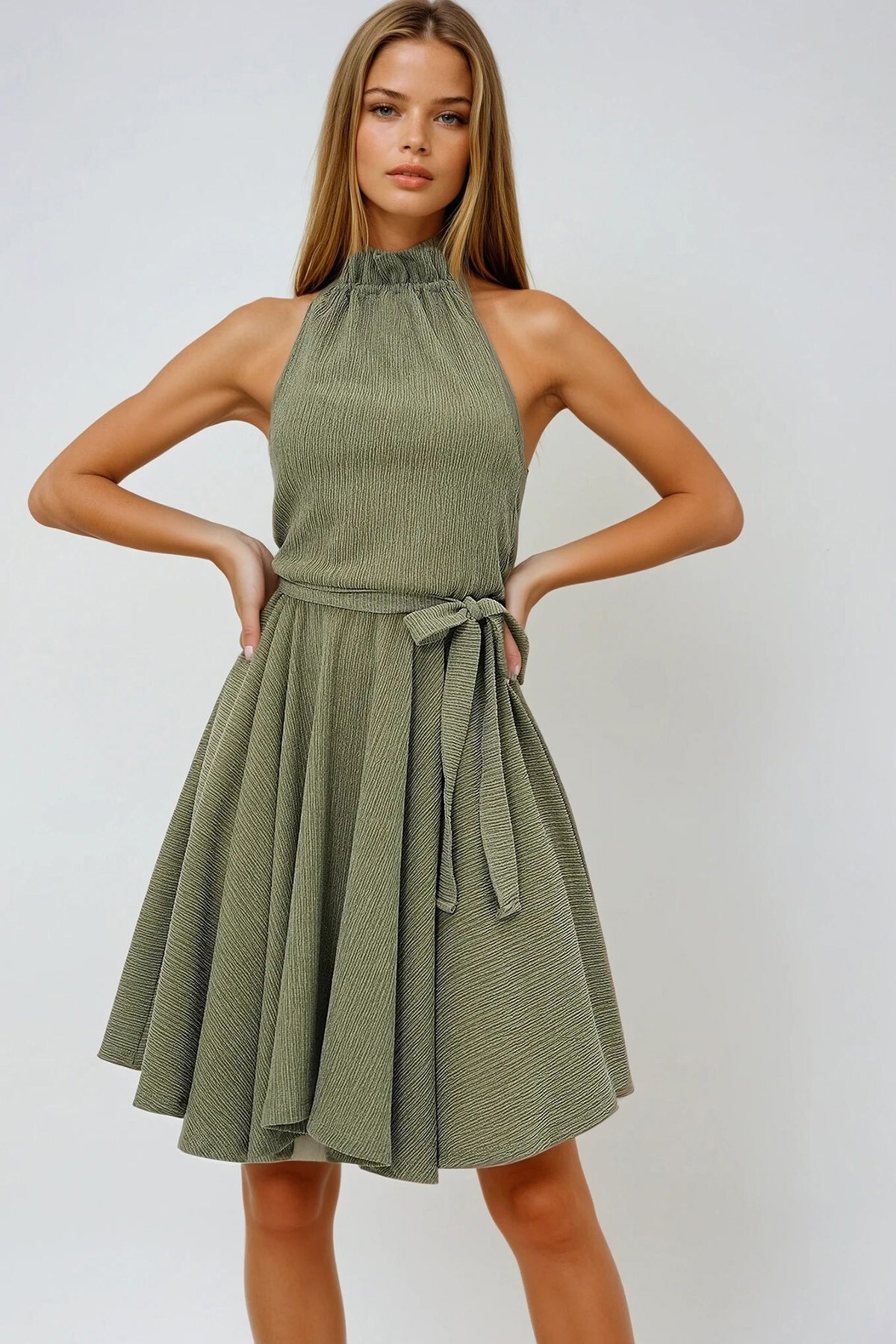 Haki Yakası Büzgü Detaylı Kemerli Kloş Elbise