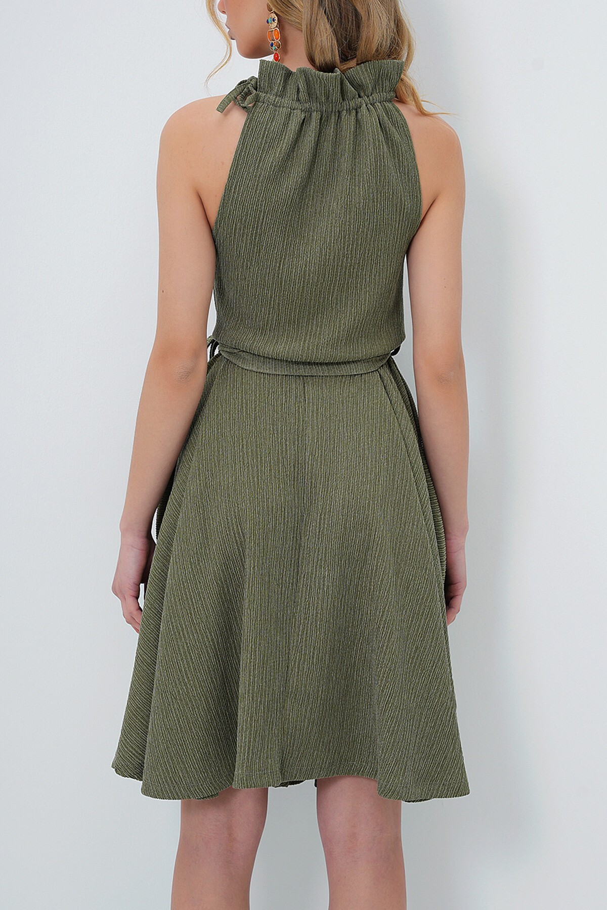 Haki Yakası Büzgü Detaylı Kemerli Kloş Elbise