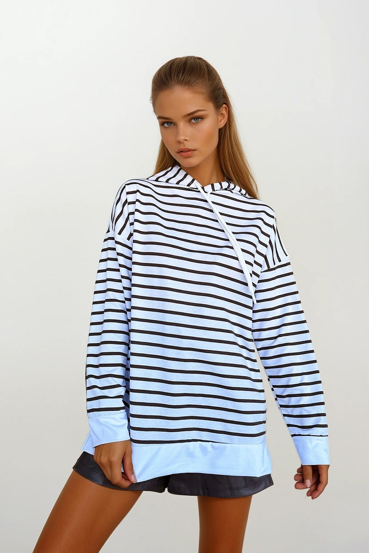 Kahve Kapüşonlu Çizgi Desenli Yanı Yırtmaçlı Mevsimlik Oversize Sweatshirt