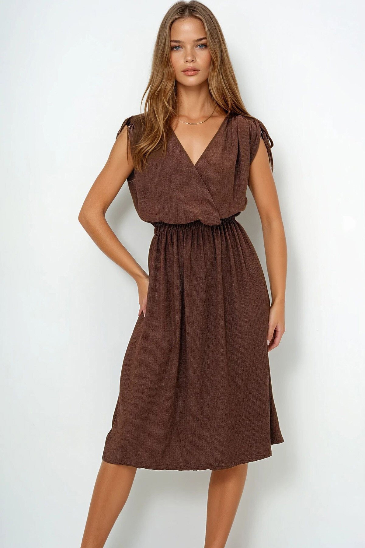 Kahve Kruvaze Yaka Omuzları Büzgülü Bağlama Detaylı Bürümcük Elbise