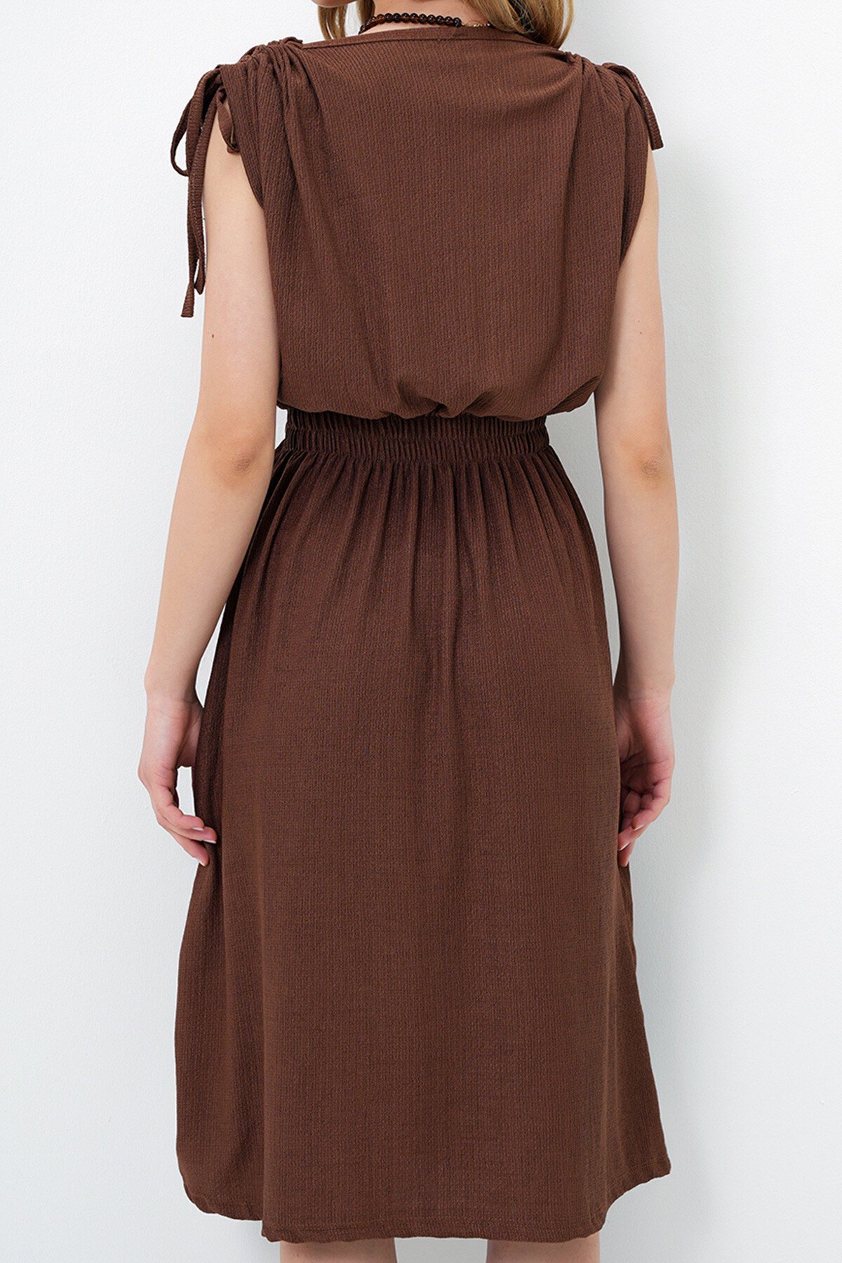 Kahve Kruvaze Yaka Omuzları Büzgülü Bağlama Detaylı Bürümcük Elbise